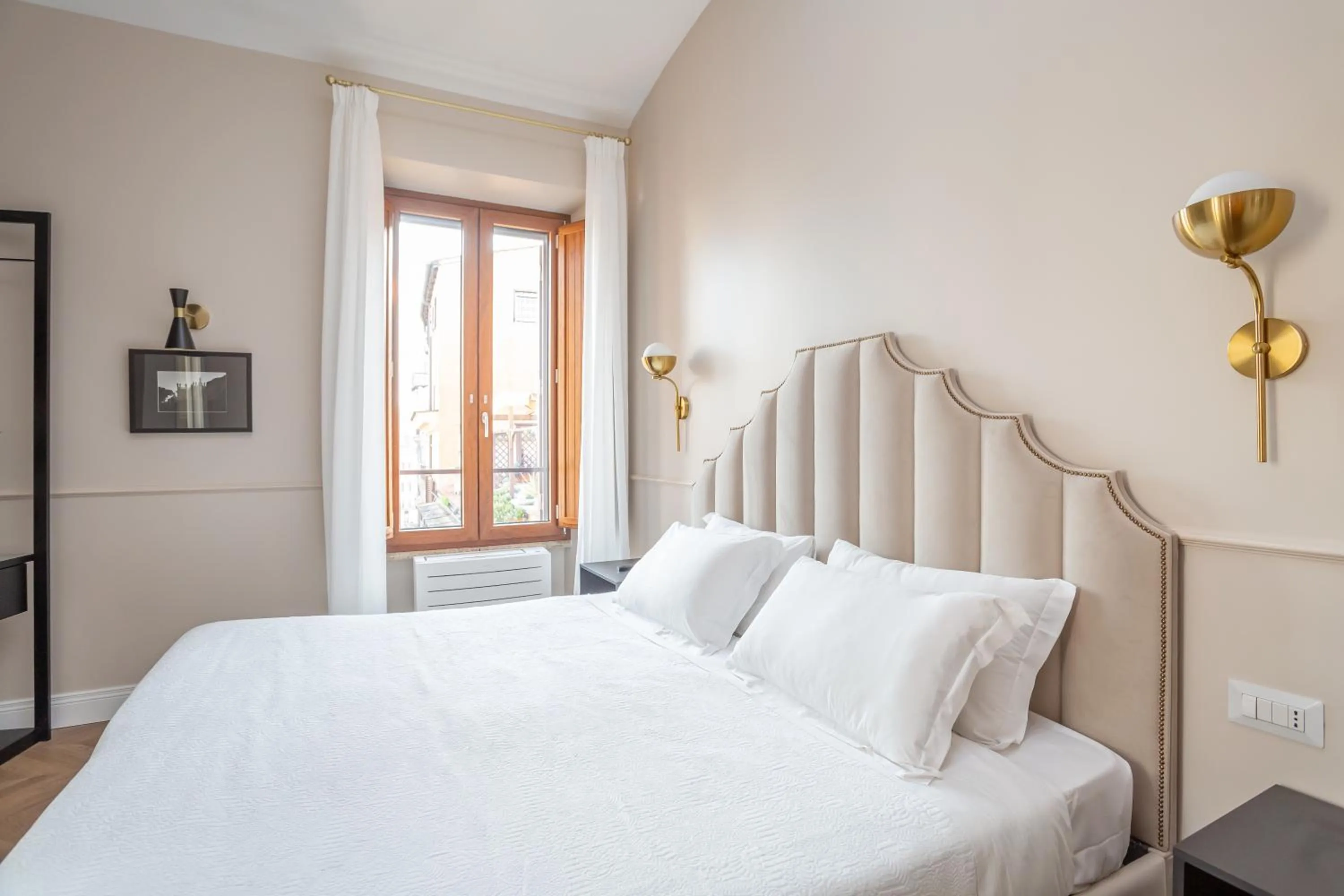 Photo of the whole room, Bed in Daplace - La Mongolfiera Rooms in Navona