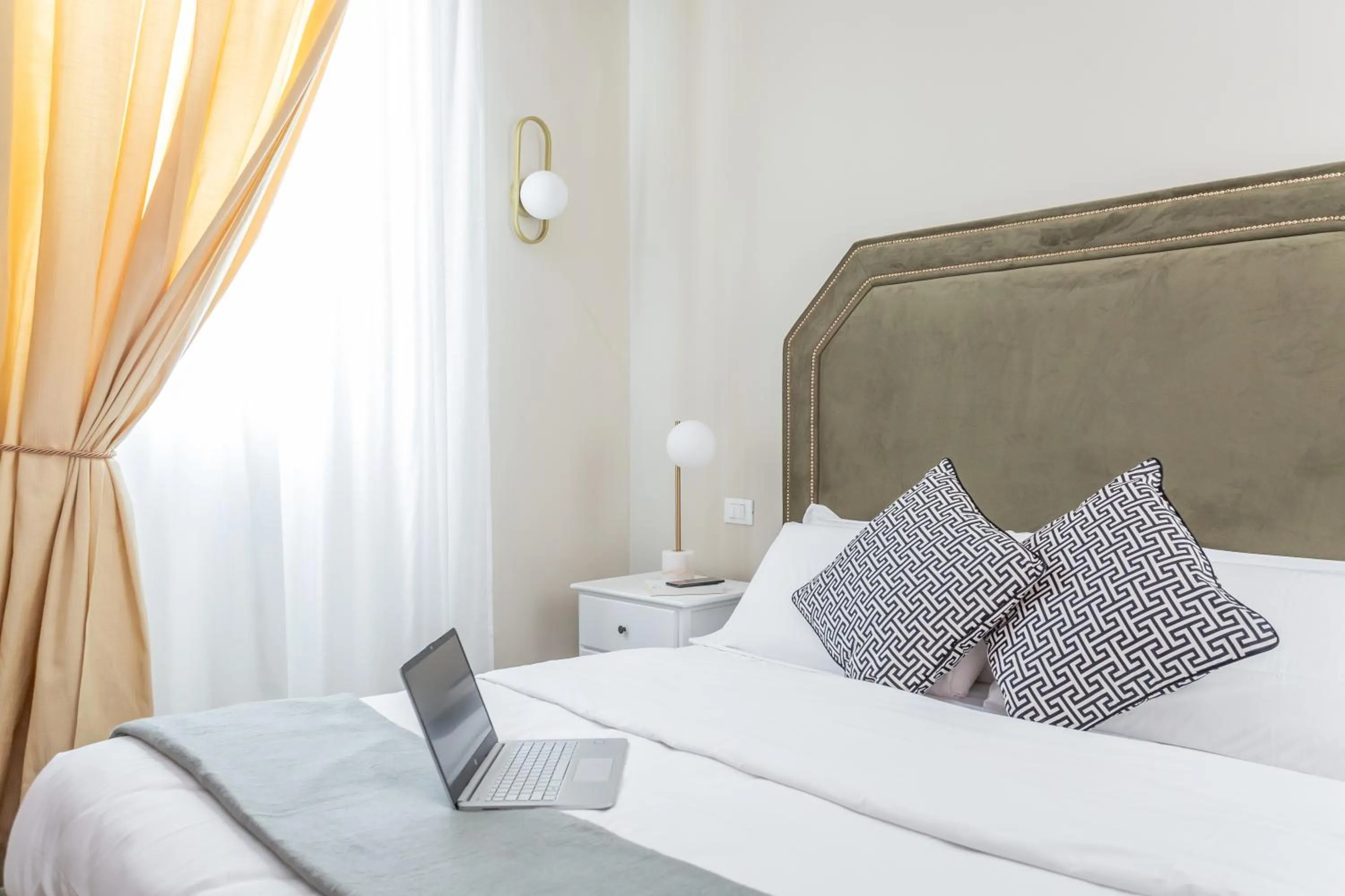 Bed in Daplace - La Mongolfiera Rooms in Navona