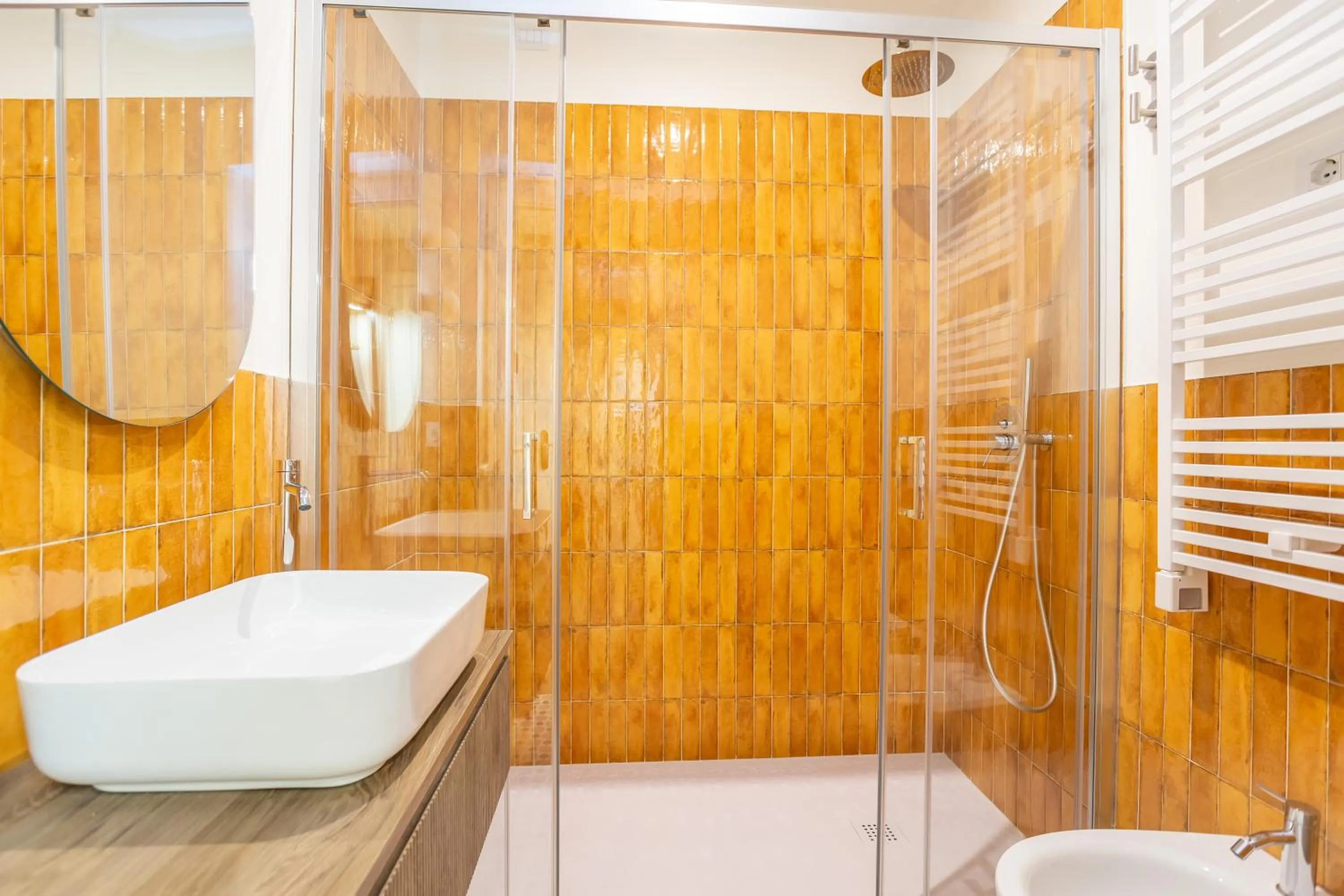 Shower in Daplace - La Mongolfiera Rooms in Navona