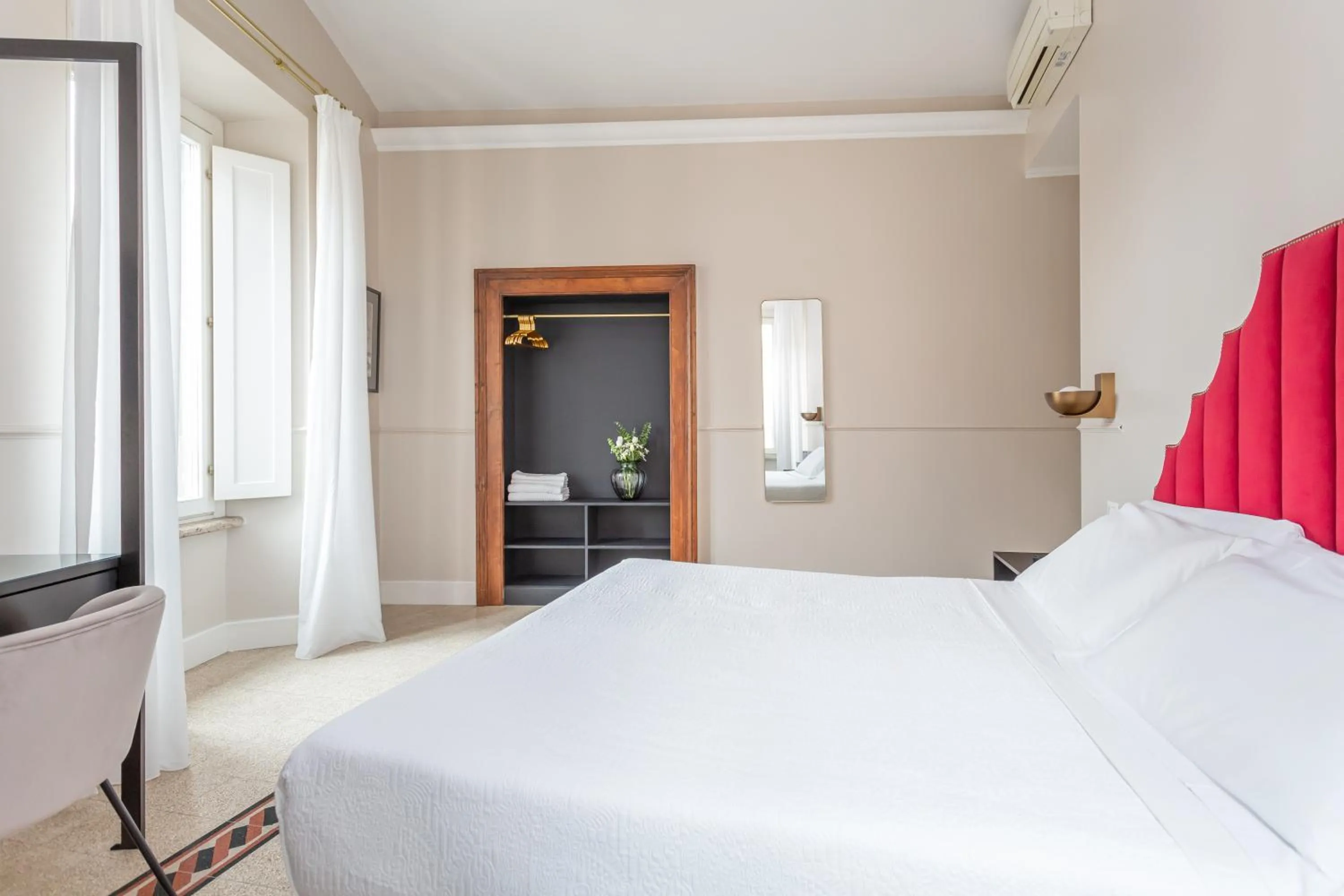 Photo of the whole room, Bed in Daplace - La Mongolfiera Rooms in Navona