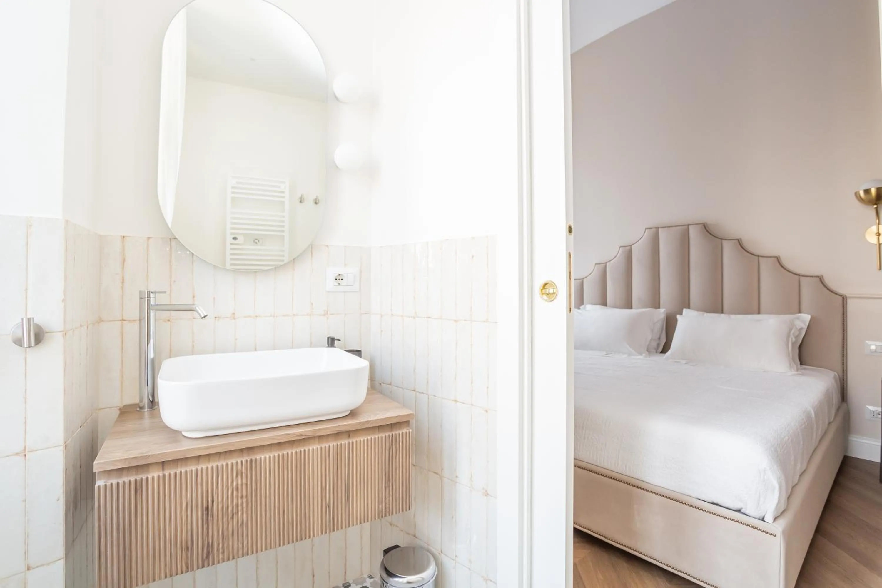 Bathroom, Bed in Daplace - La Mongolfiera Rooms in Navona