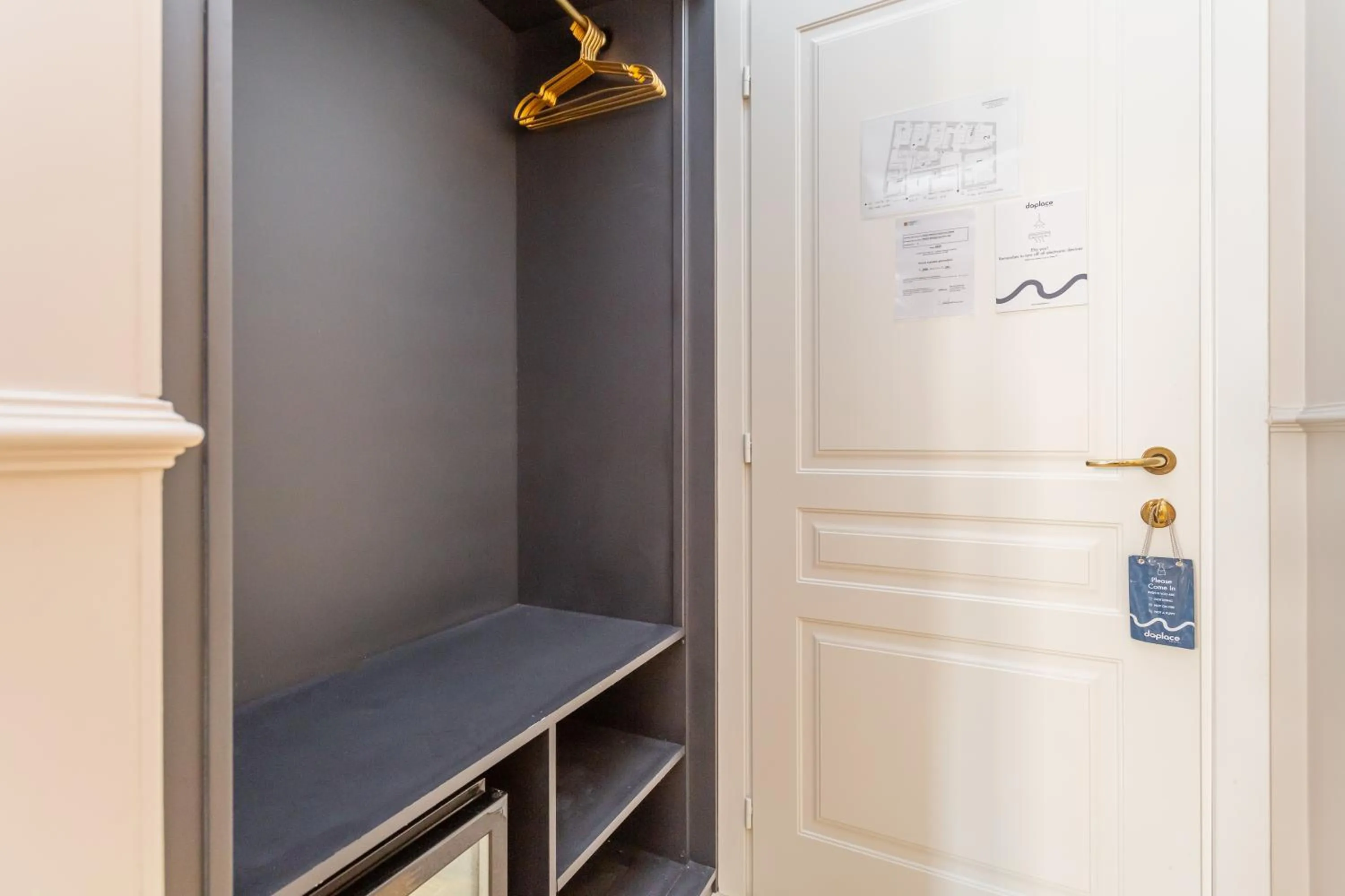 wardrobe in Daplace - La Mongolfiera Rooms in Navona
