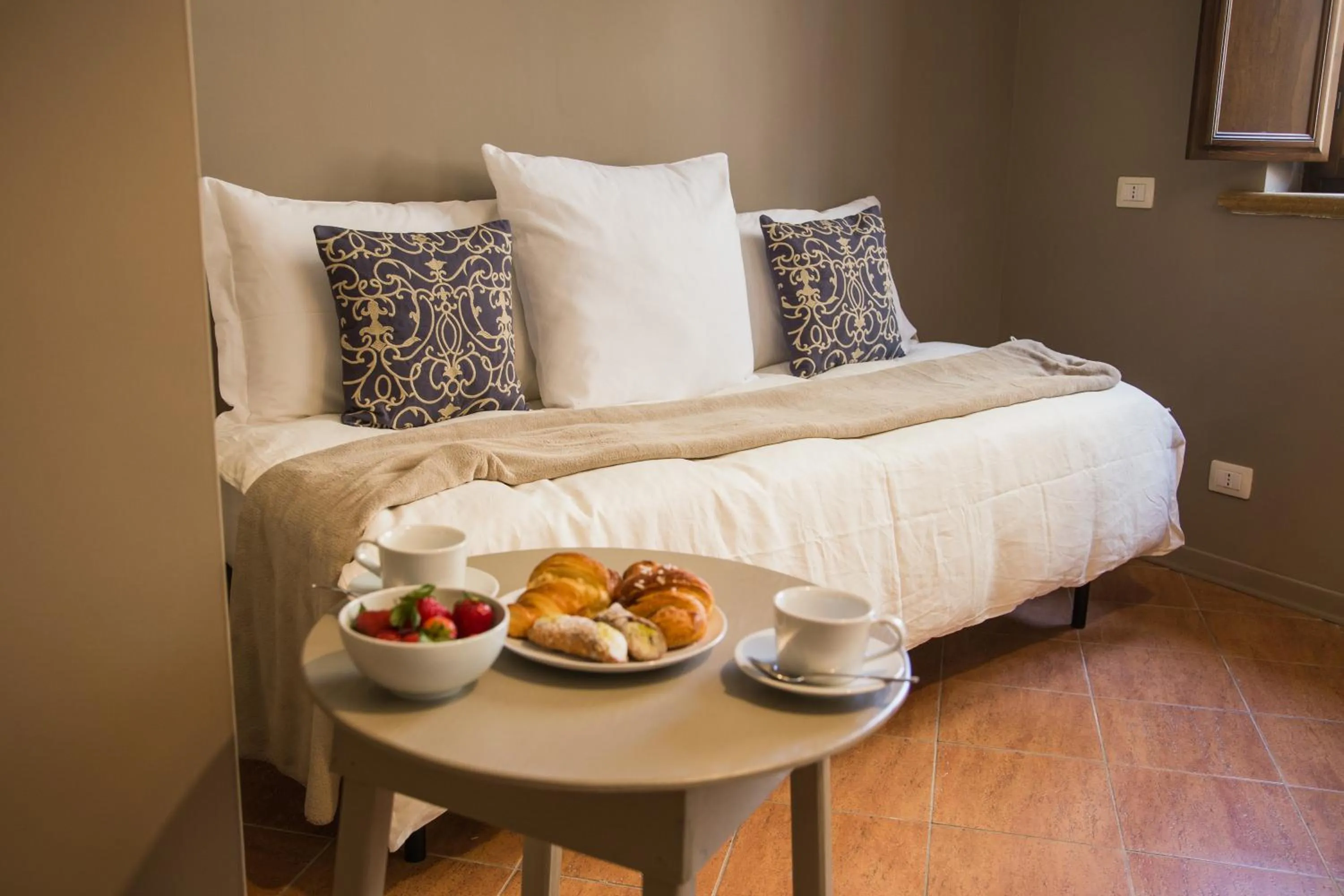 Shower, Bed in B&B Palazzo Bibirria