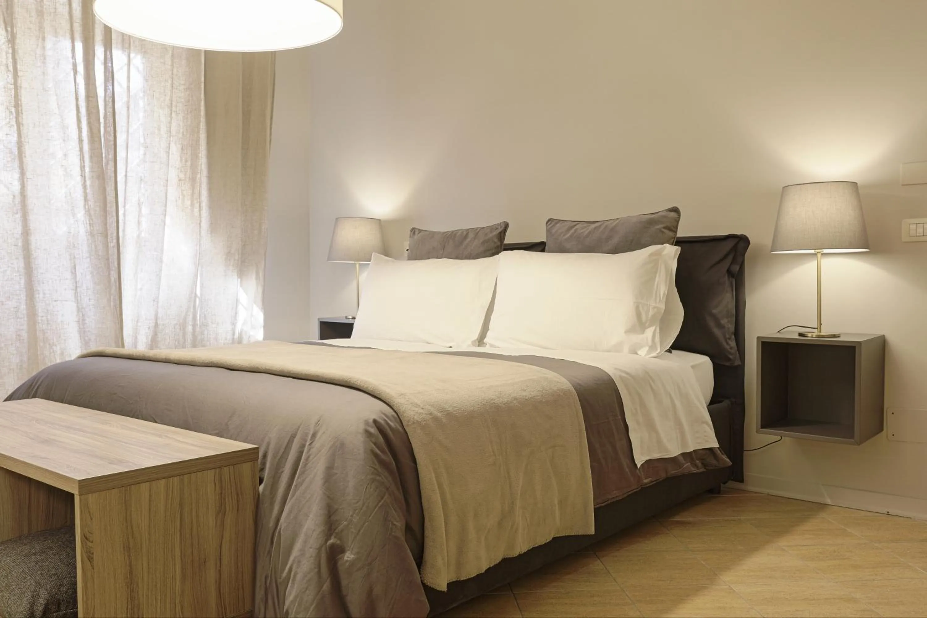 Shower, Bed in B&B Palazzo Bibirria