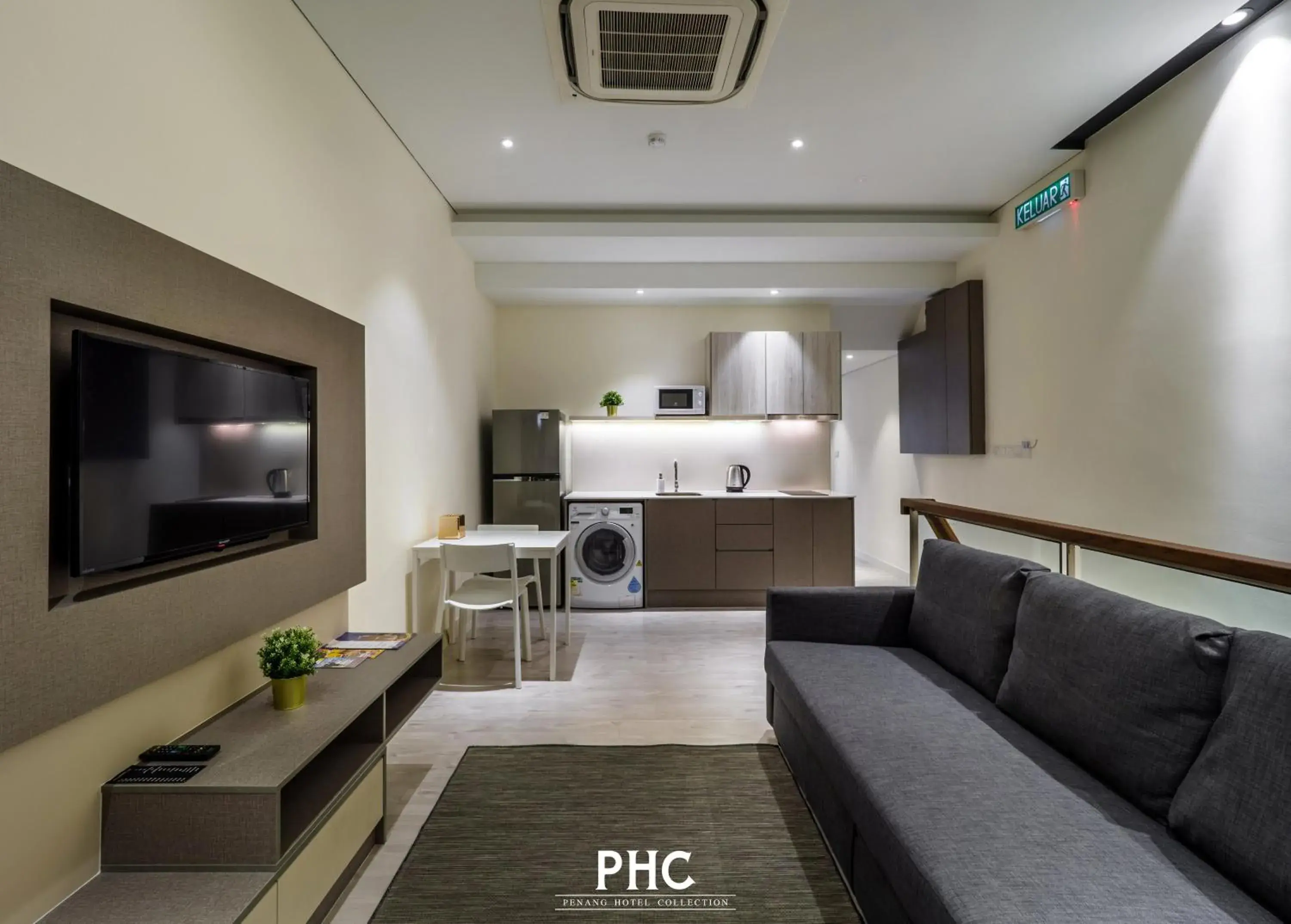 Suite with Balcony in Macallum Central Hotel Managed by The Ascott Limited Suite with Balcony in Macallum Central Hotel Managed by The Ascott Limited