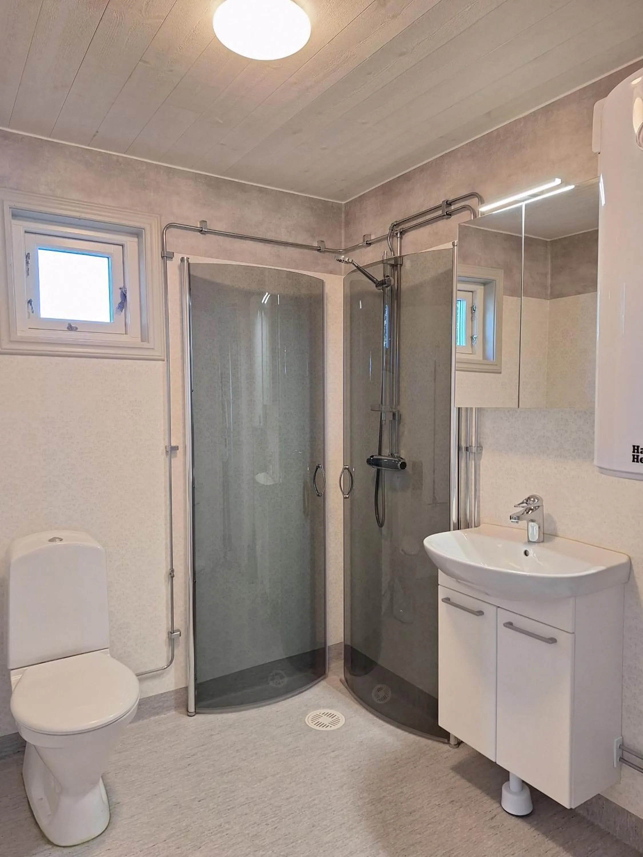 Shower in Korskullens Stugor