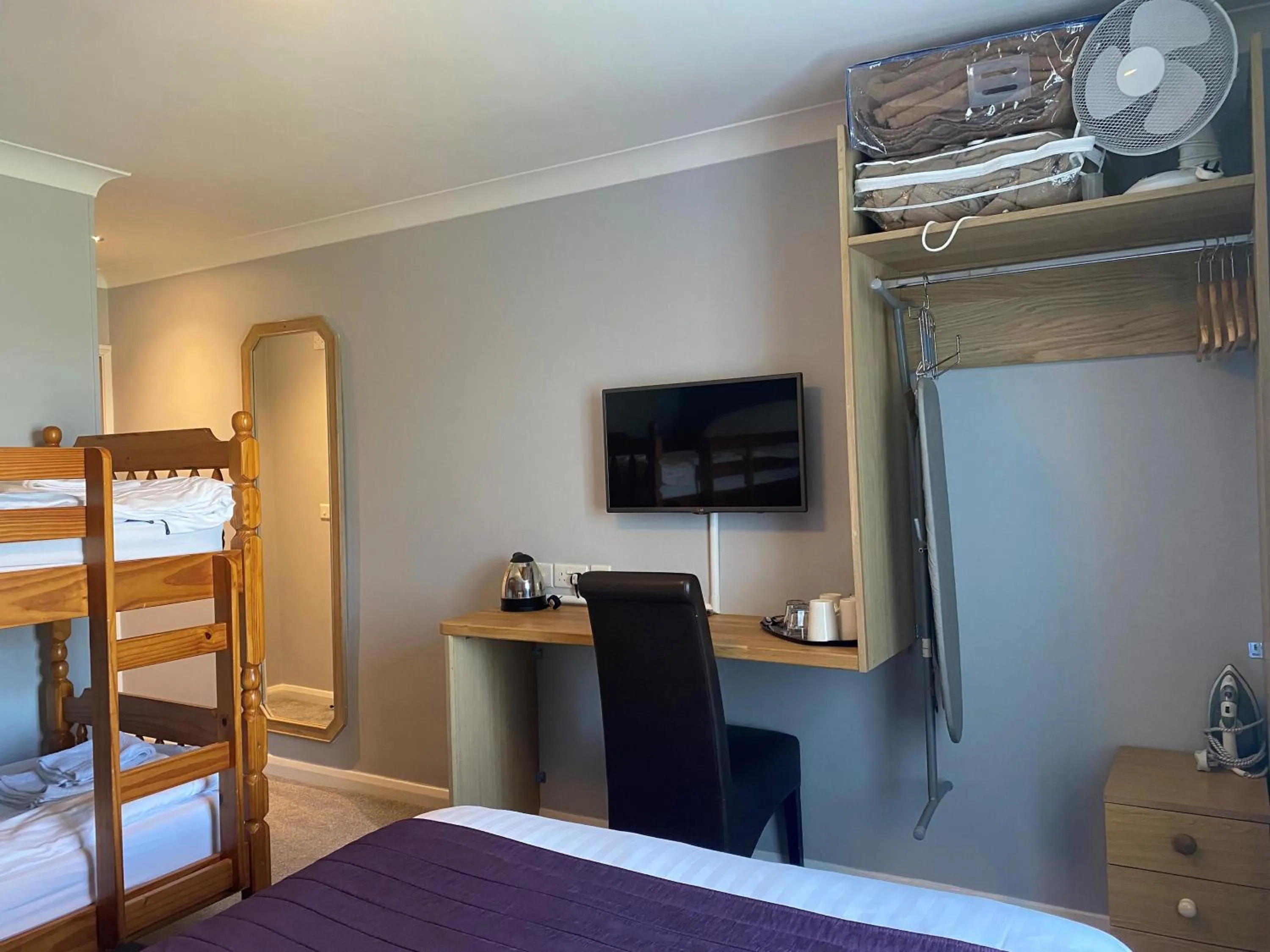 wardrobe, Bed in Exeter Court Hotel