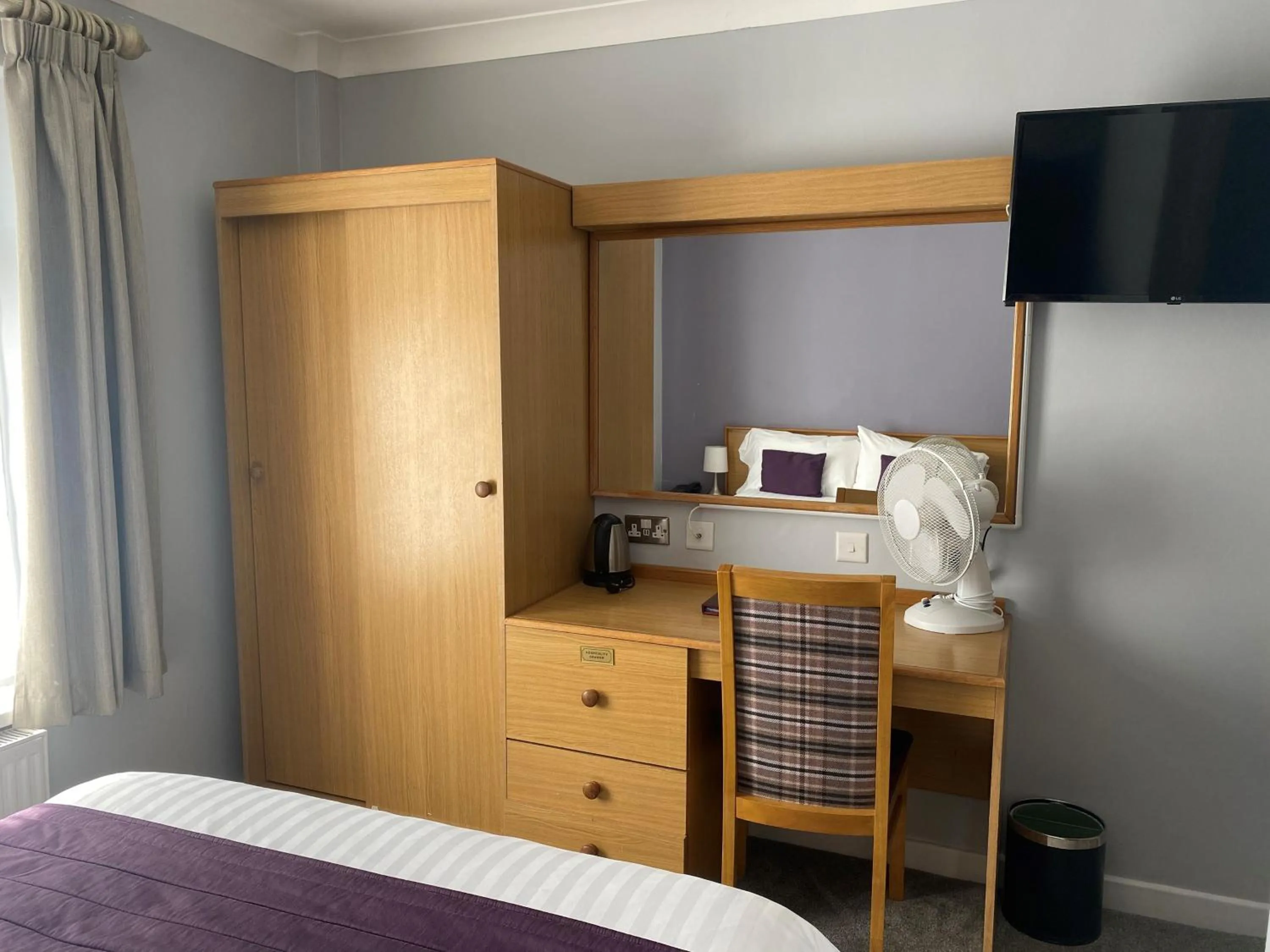 wardrobe, Bed in Exeter Court Hotel