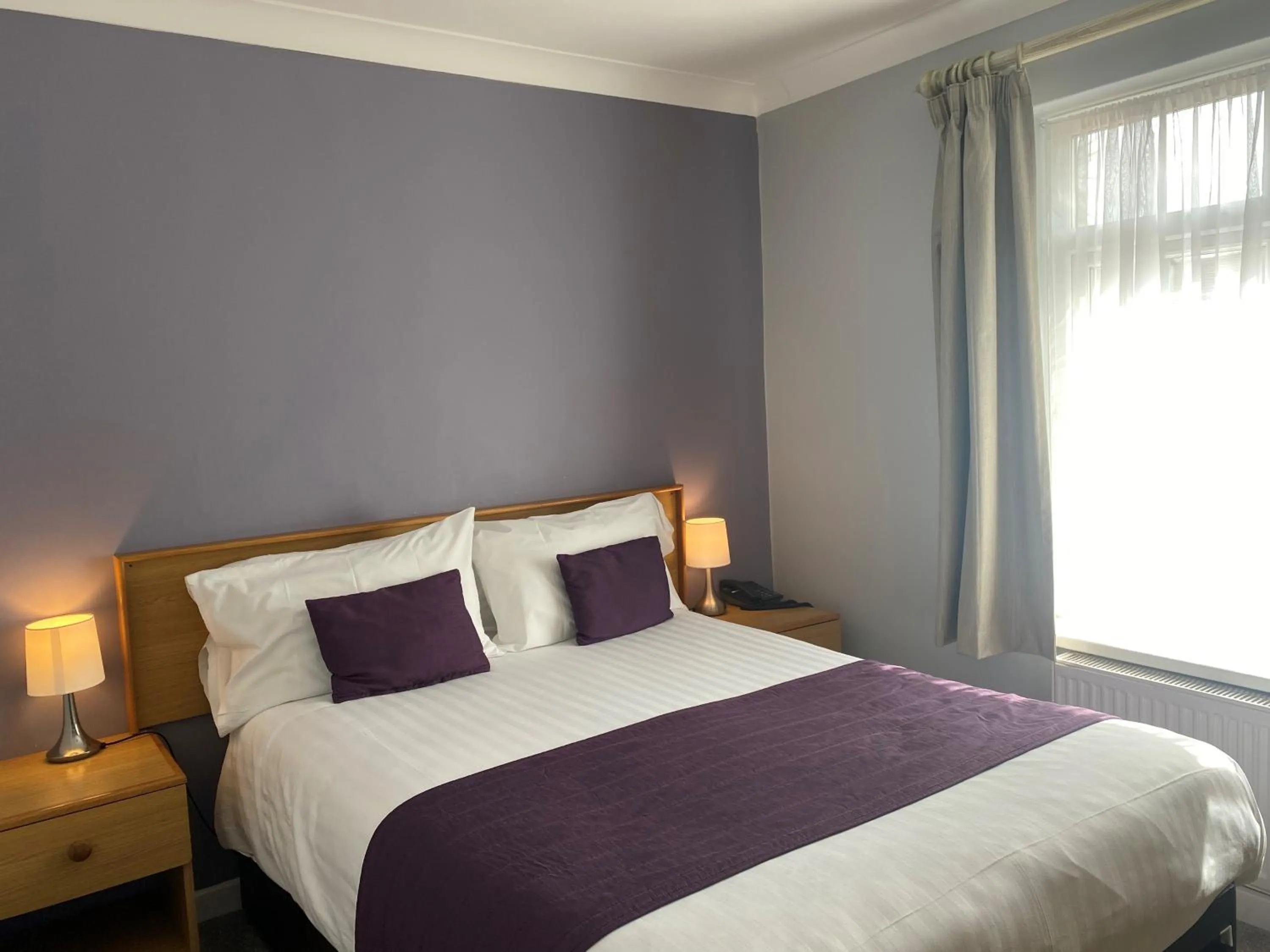 Bedroom, Bed in Exeter Court Hotel