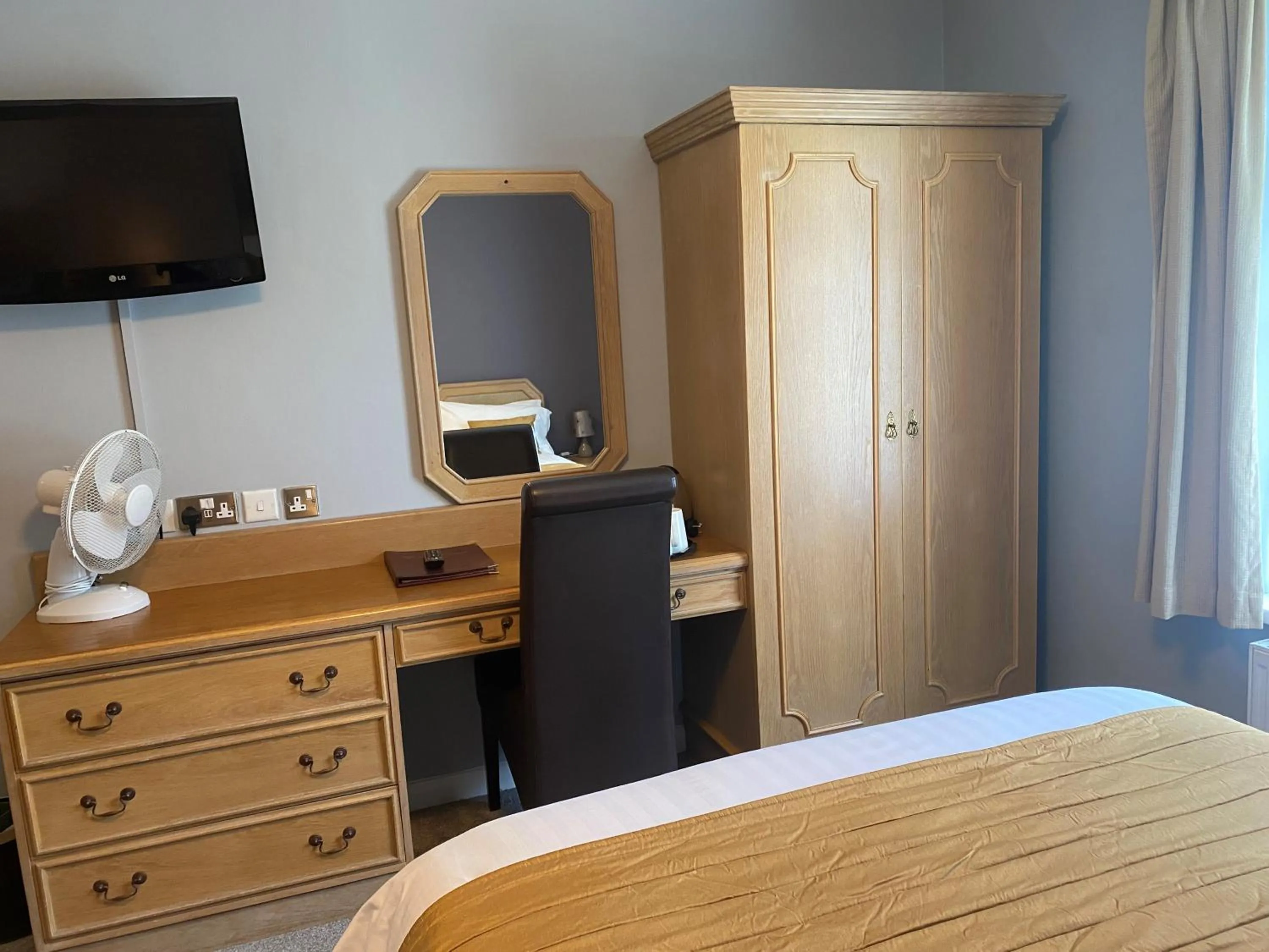 wardrobe, Bed in Exeter Court Hotel