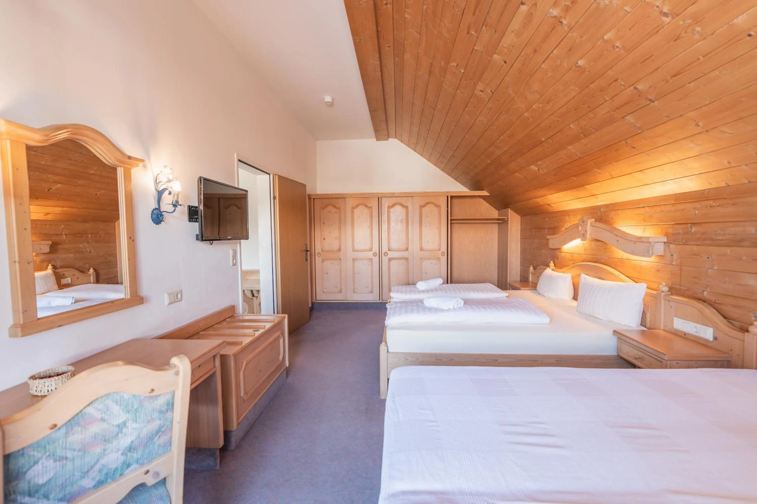 Bed in Hotel Gruberhof Innsbruck Igls B&B