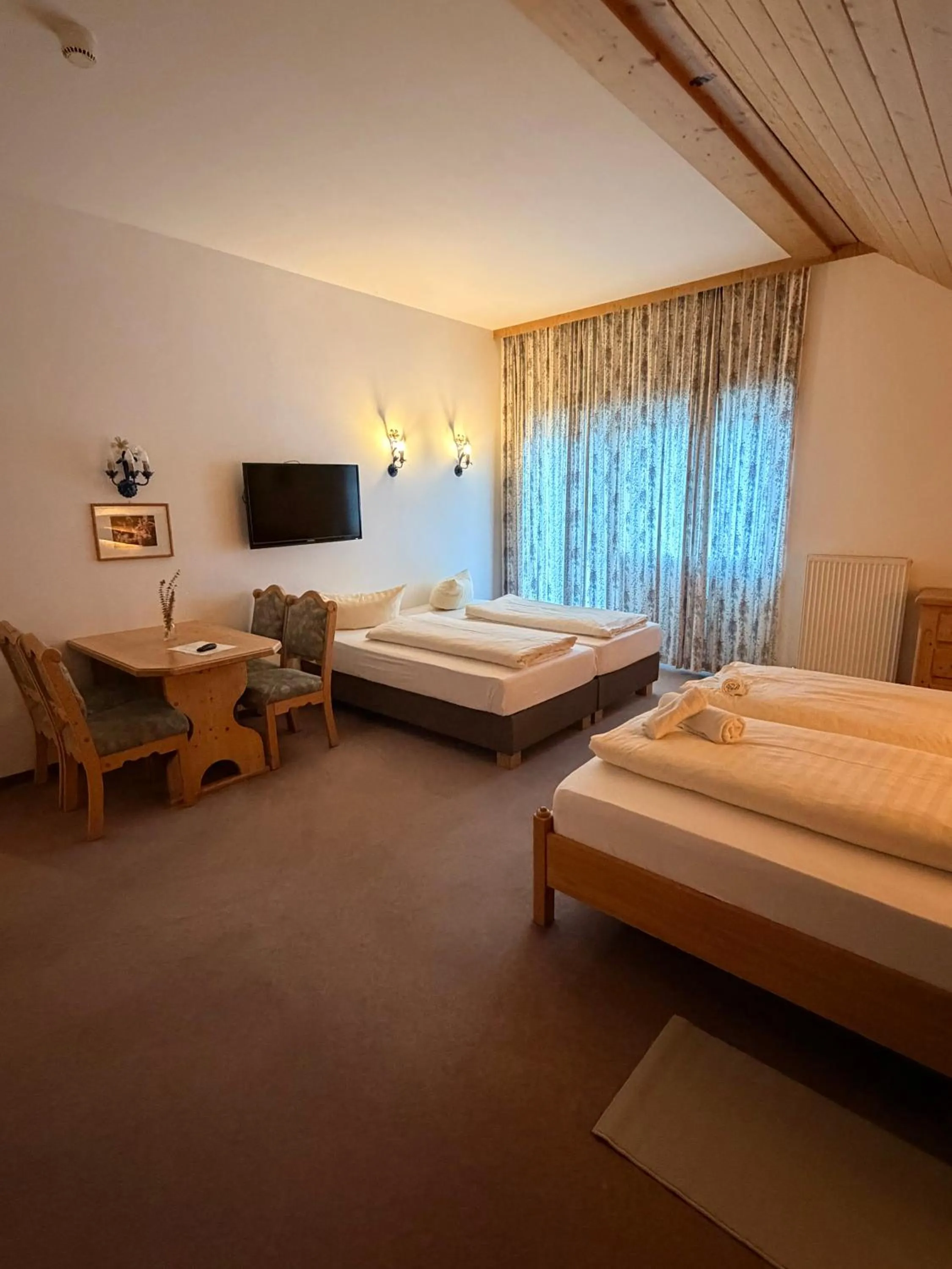 Bed in Hotel Gruberhof Innsbruck Igls B&B