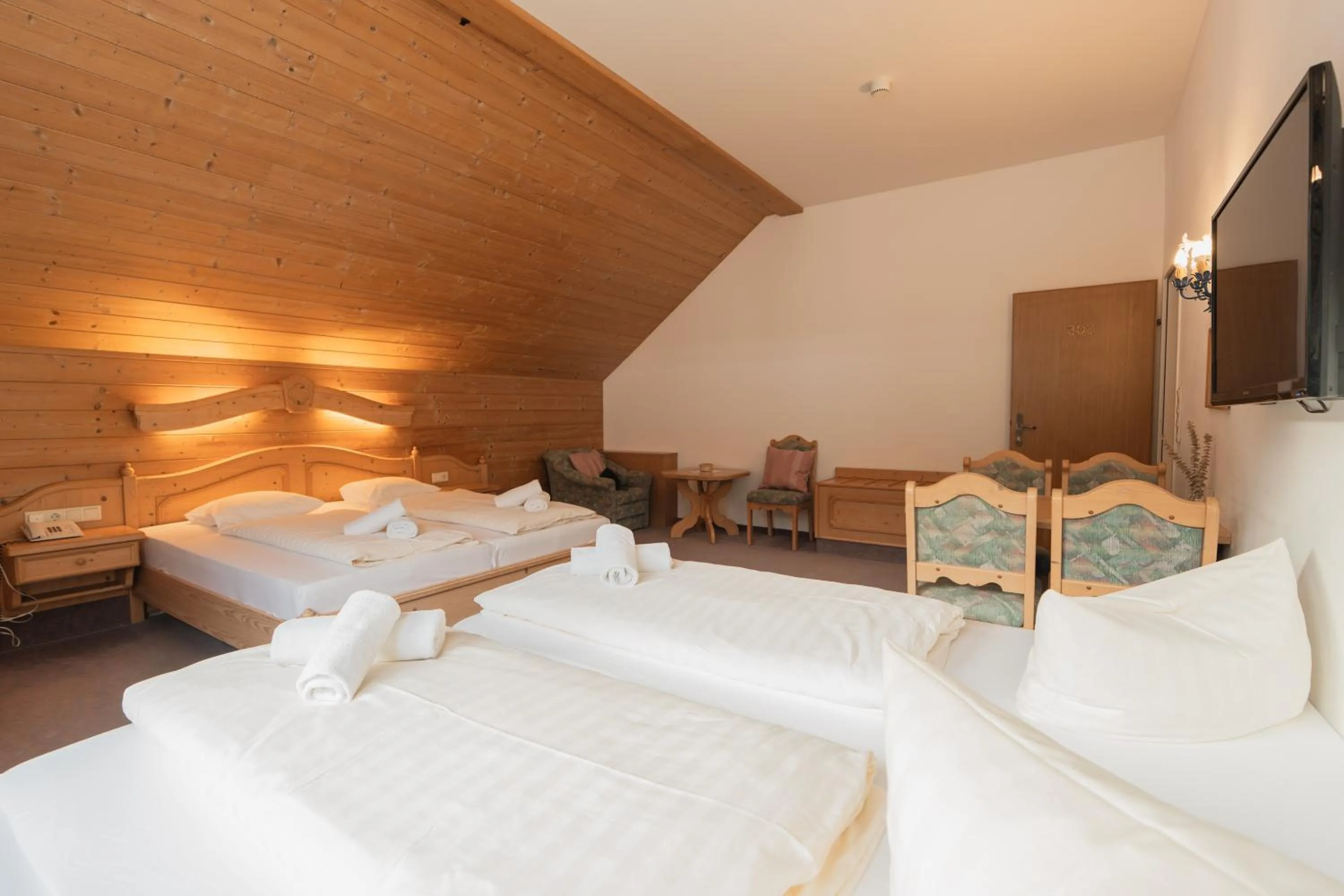 Bed in Hotel Gruberhof Innsbruck Igls B&B