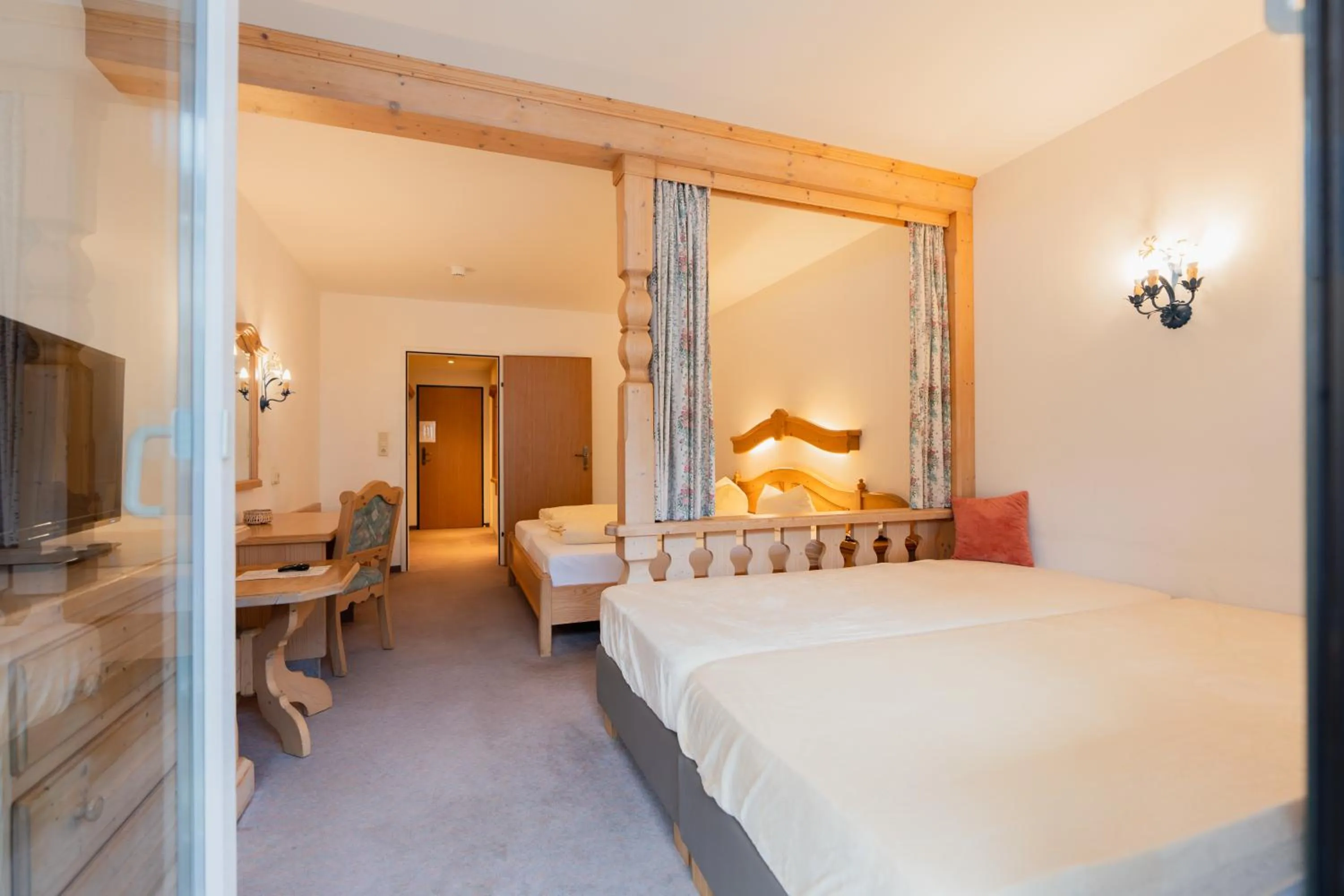 Bed in Hotel Gruberhof Innsbruck Igls B&B