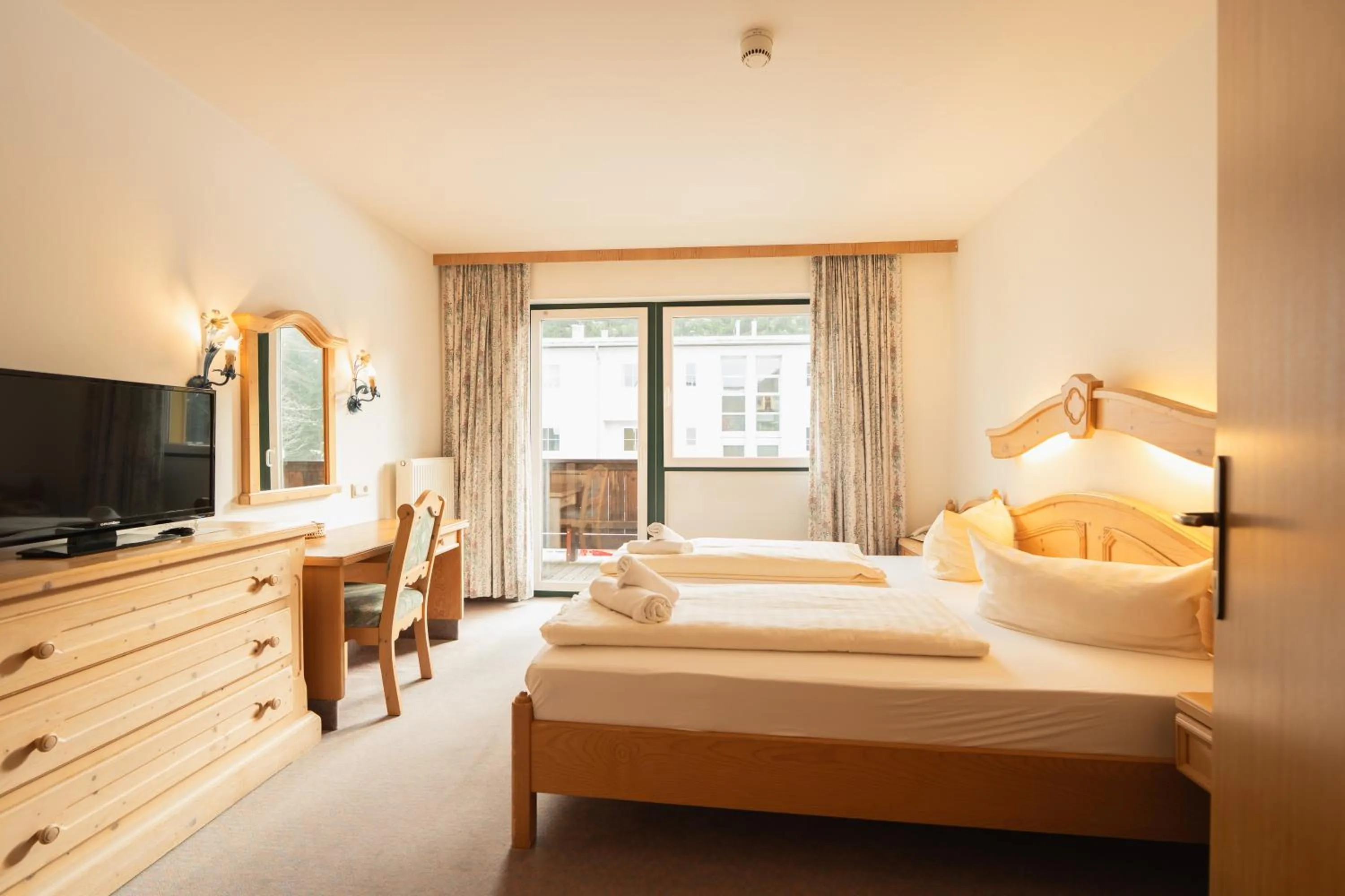 Bed in Hotel Gruberhof Innsbruck Igls B&B