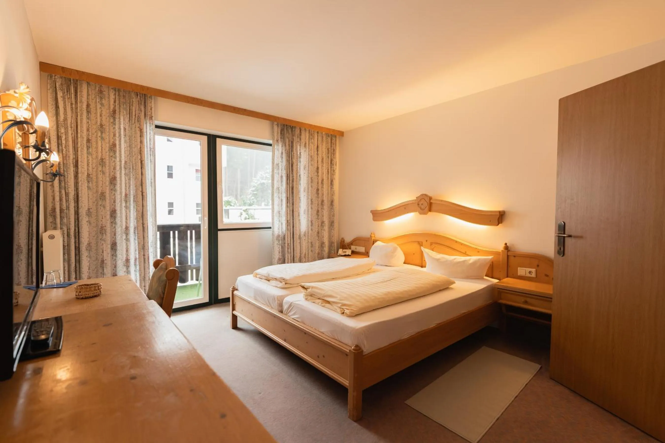 Bed in Hotel Gruberhof Innsbruck Igls B&B