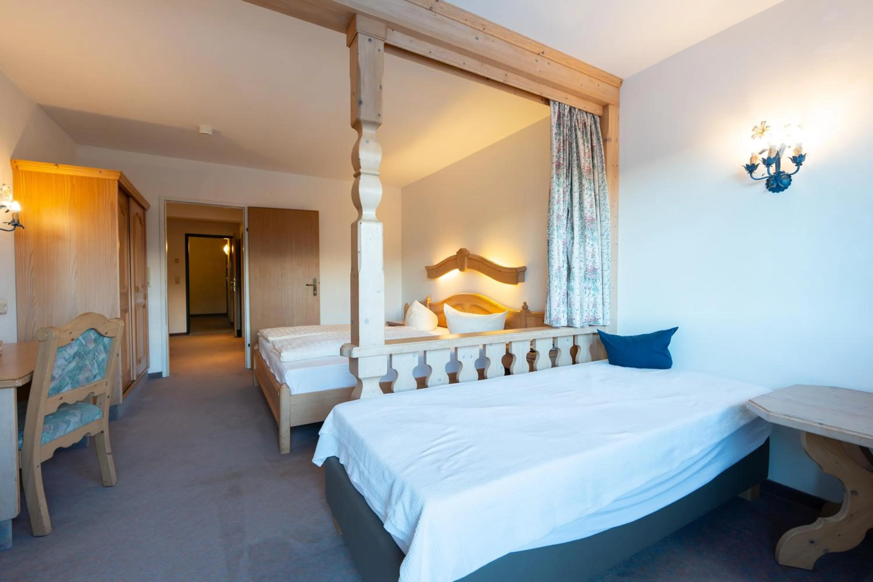 Bed in Hotel Gruberhof Innsbruck Igls B&B