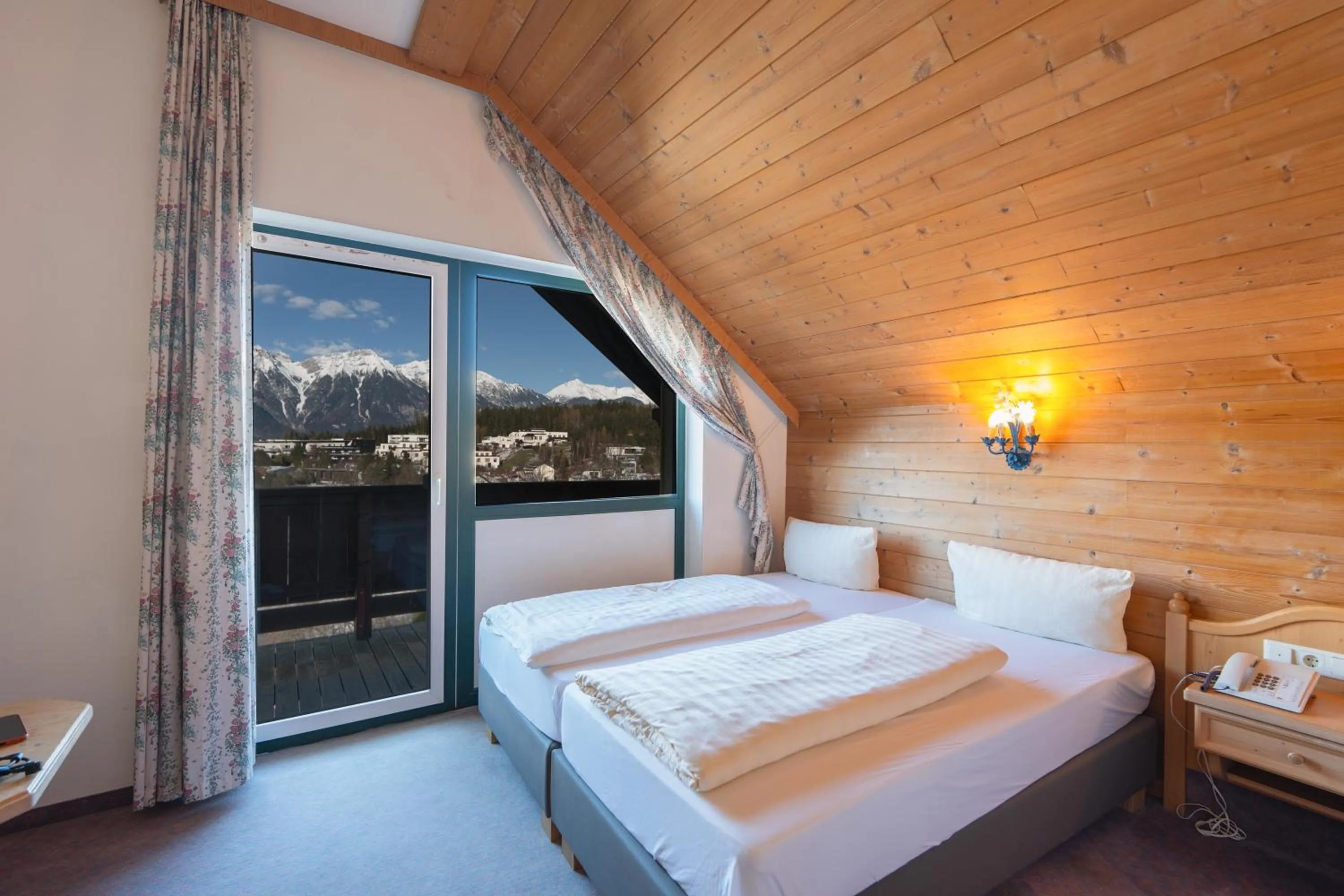 Bed in Hotel Gruberhof Innsbruck Igls B&B