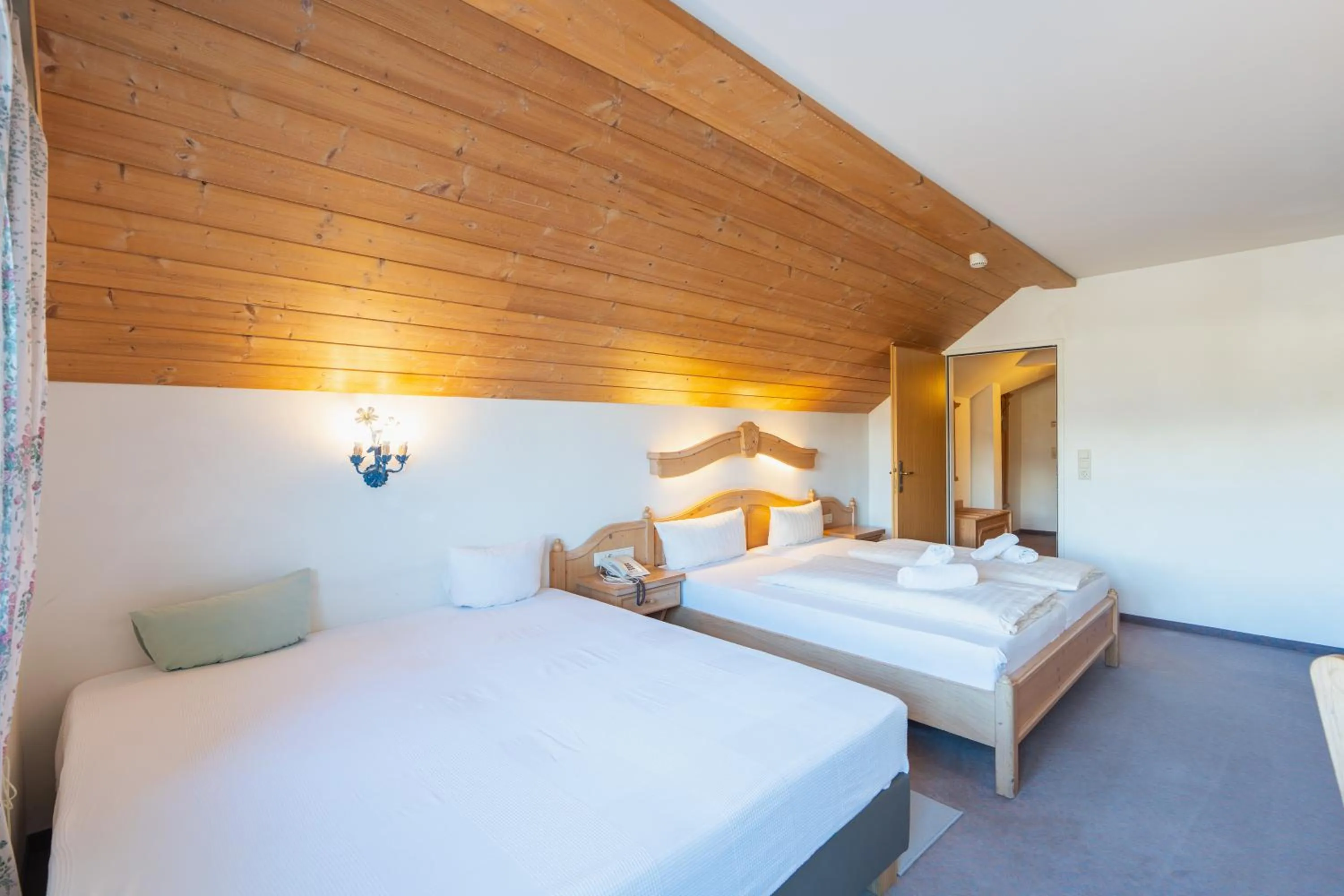 Bed in Hotel Gruberhof Innsbruck Igls B&B