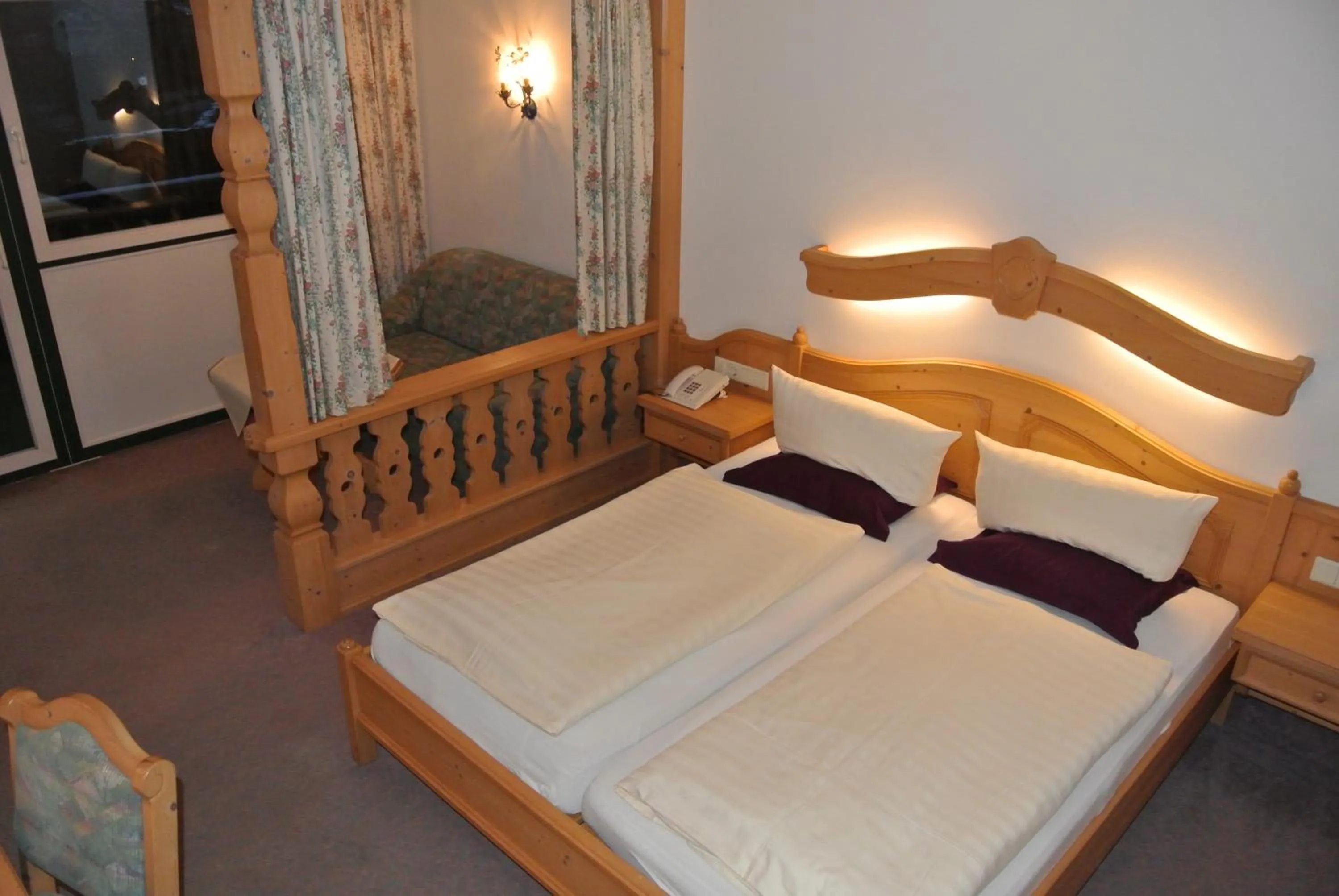 Bed in Hotel Gruberhof Innsbruck Igls B&B