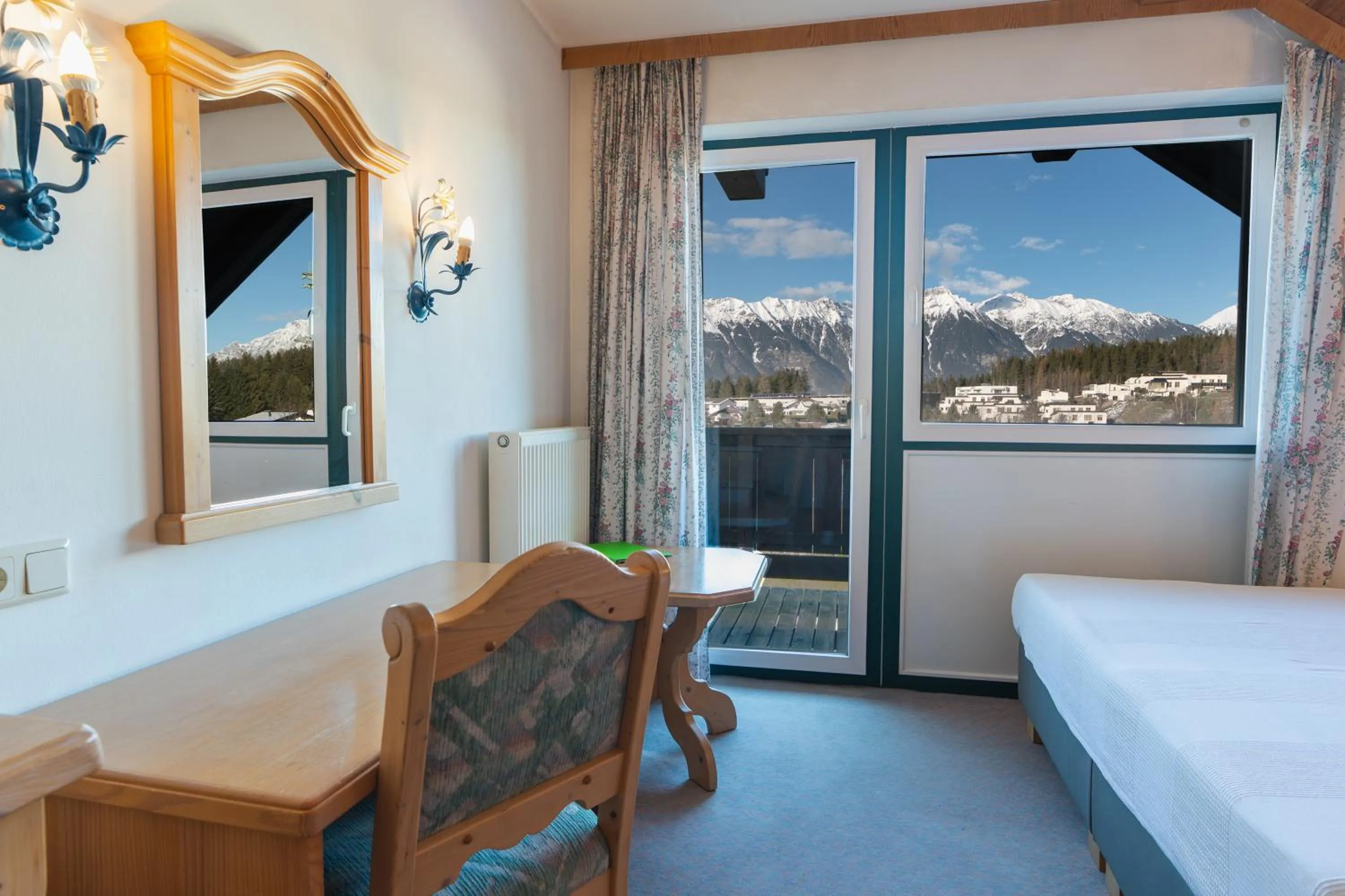 Mountain view, Bed in Hotel Gruberhof Innsbruck Igls B&B