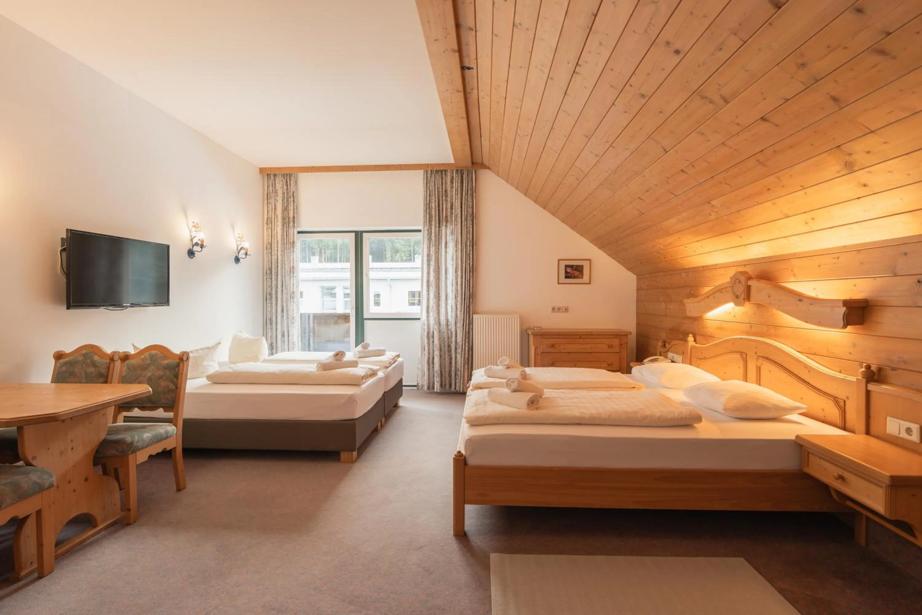 Bed in Hotel Gruberhof Innsbruck Igls B&B