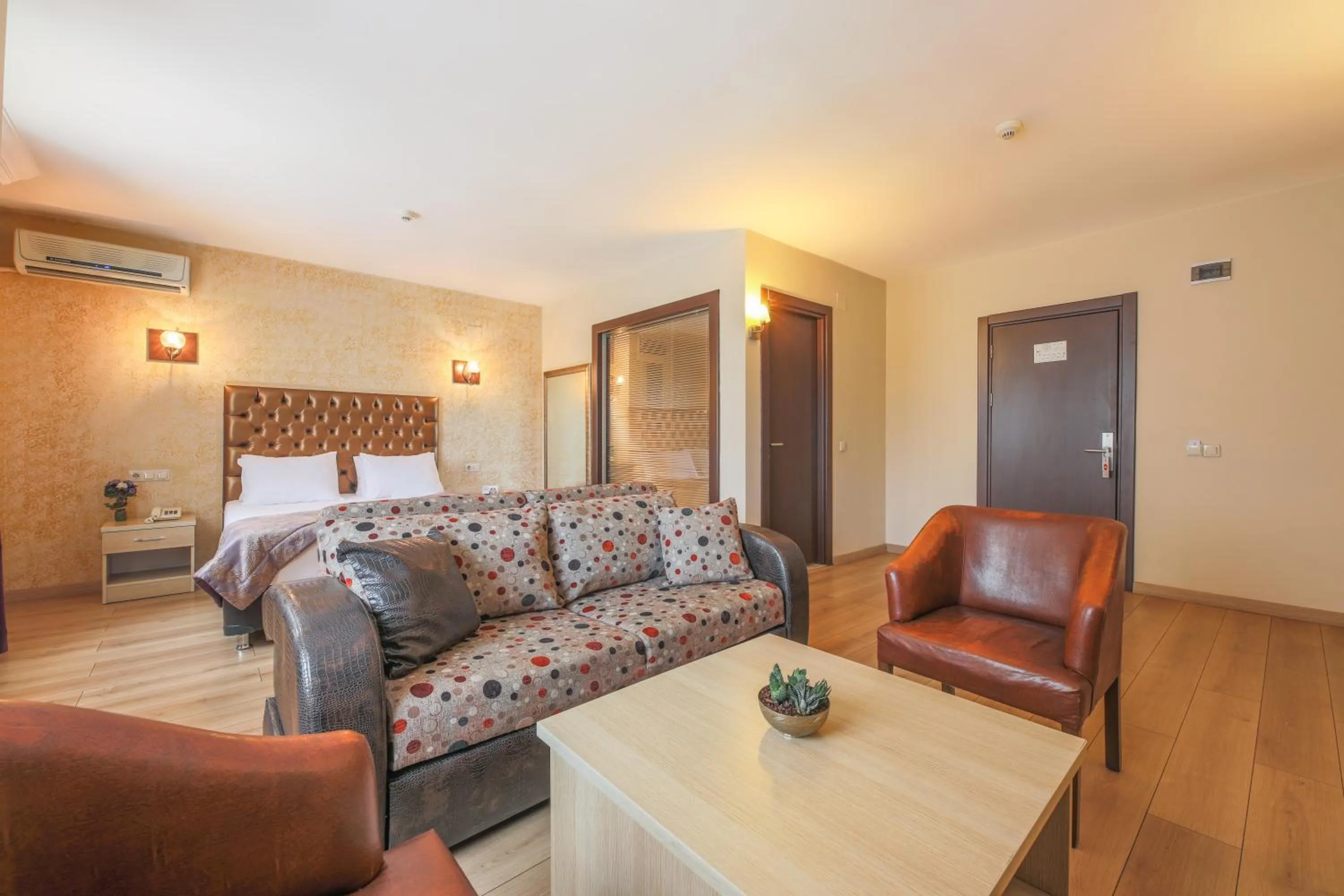 Seating area, Bed in Hostapark Hotel