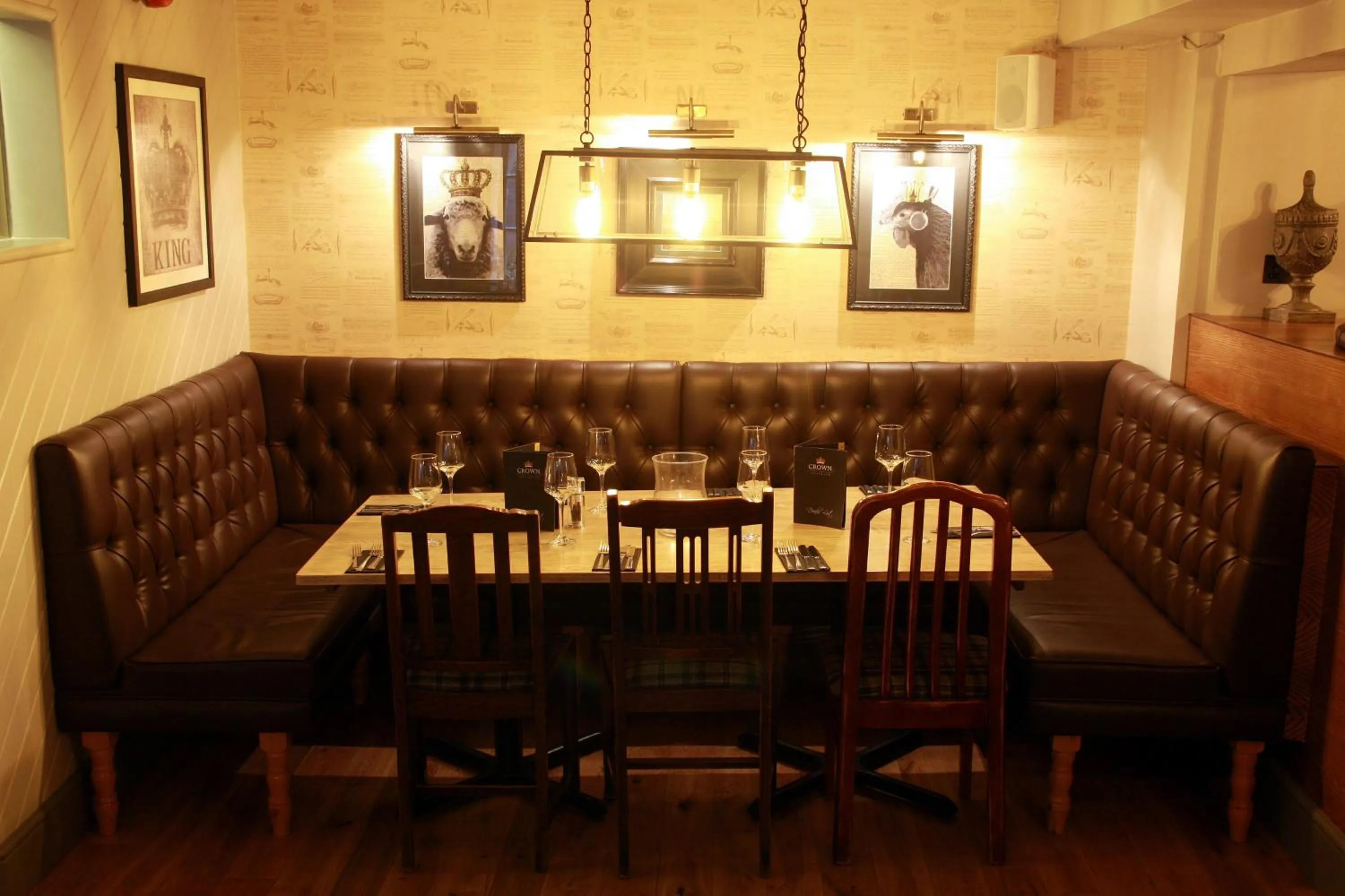 Restaurant/places to eat in Crown Hotel