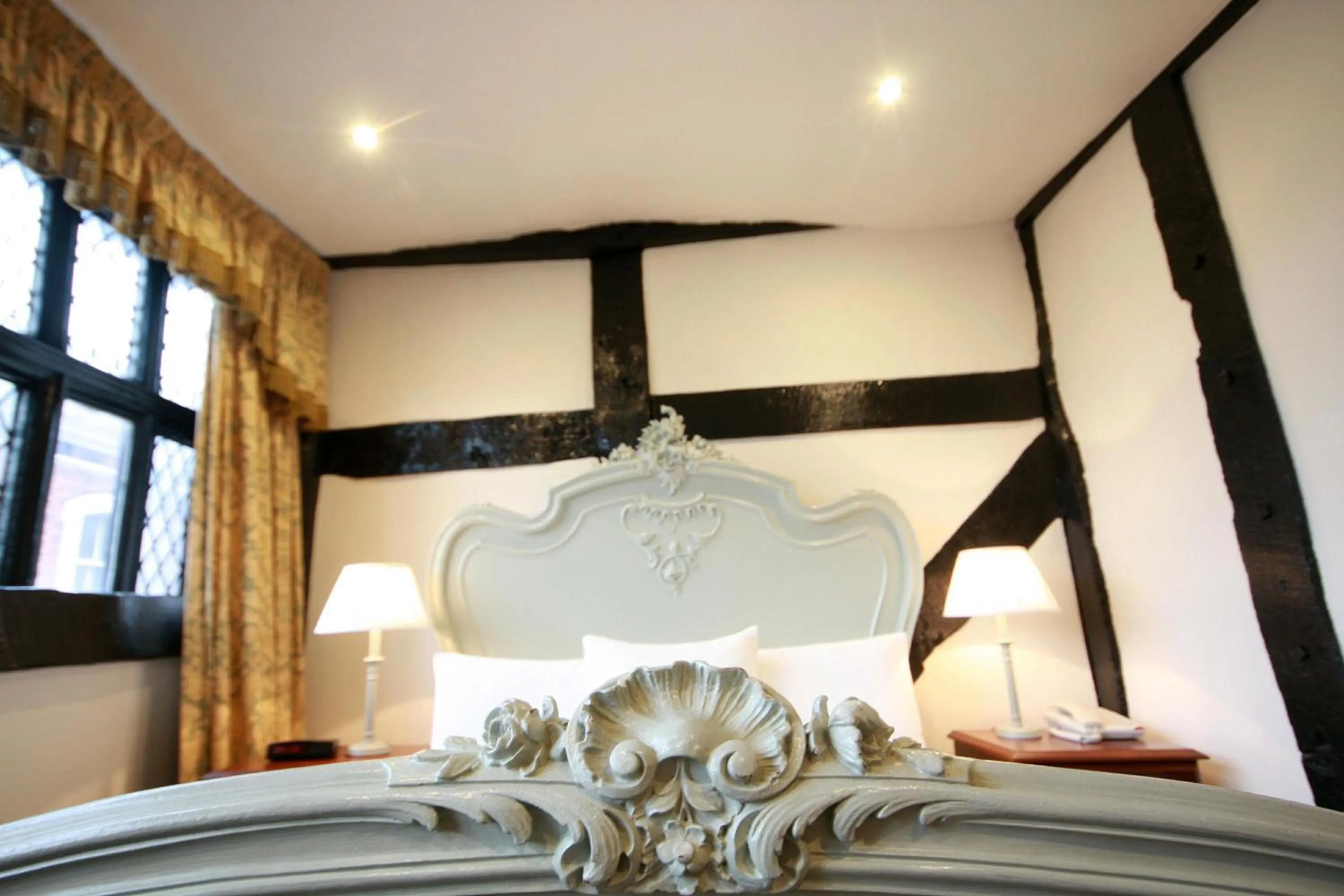 Bedroom, Bed in Crown Hotel