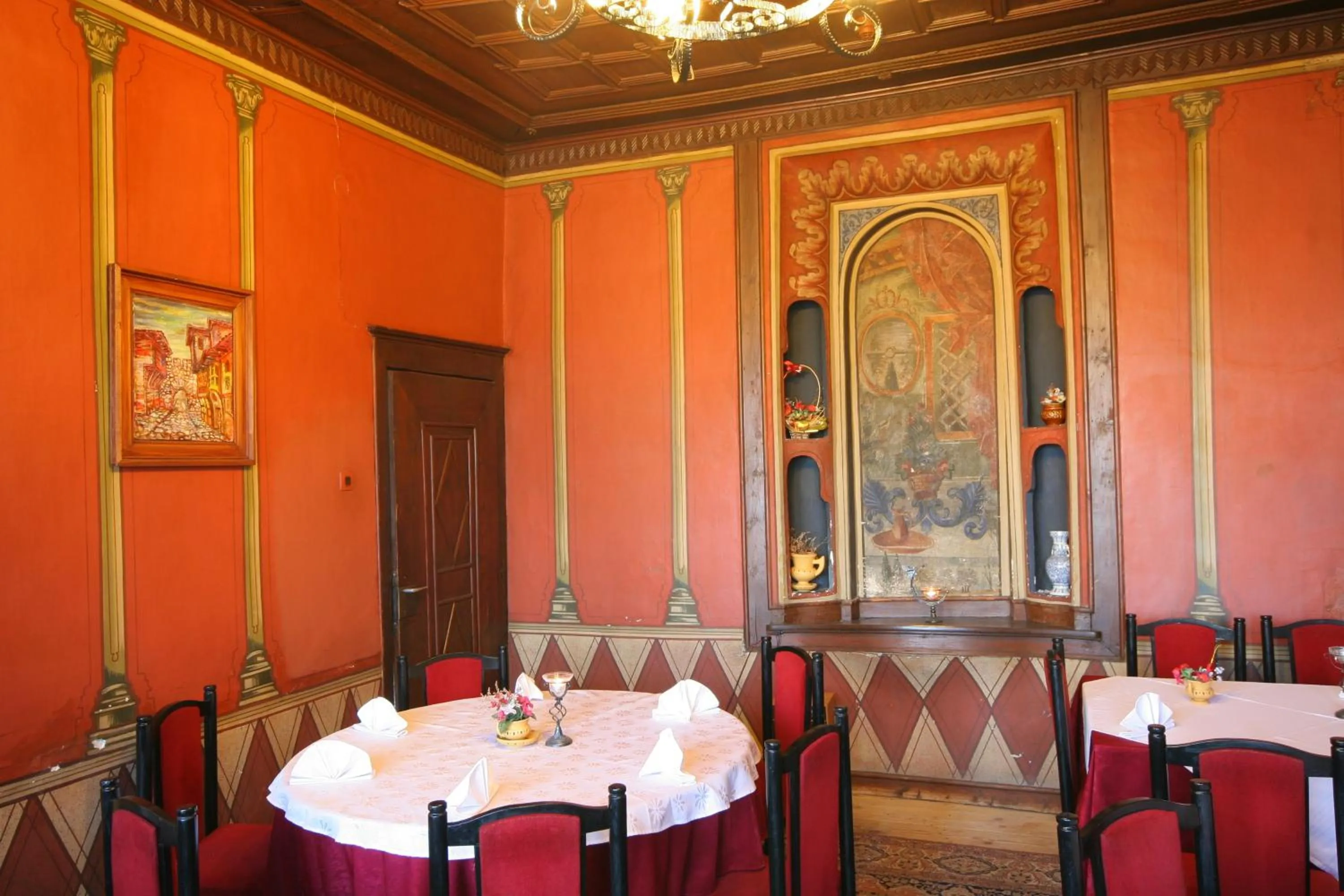 Restaurant/places to eat in Hotel Alafrangite