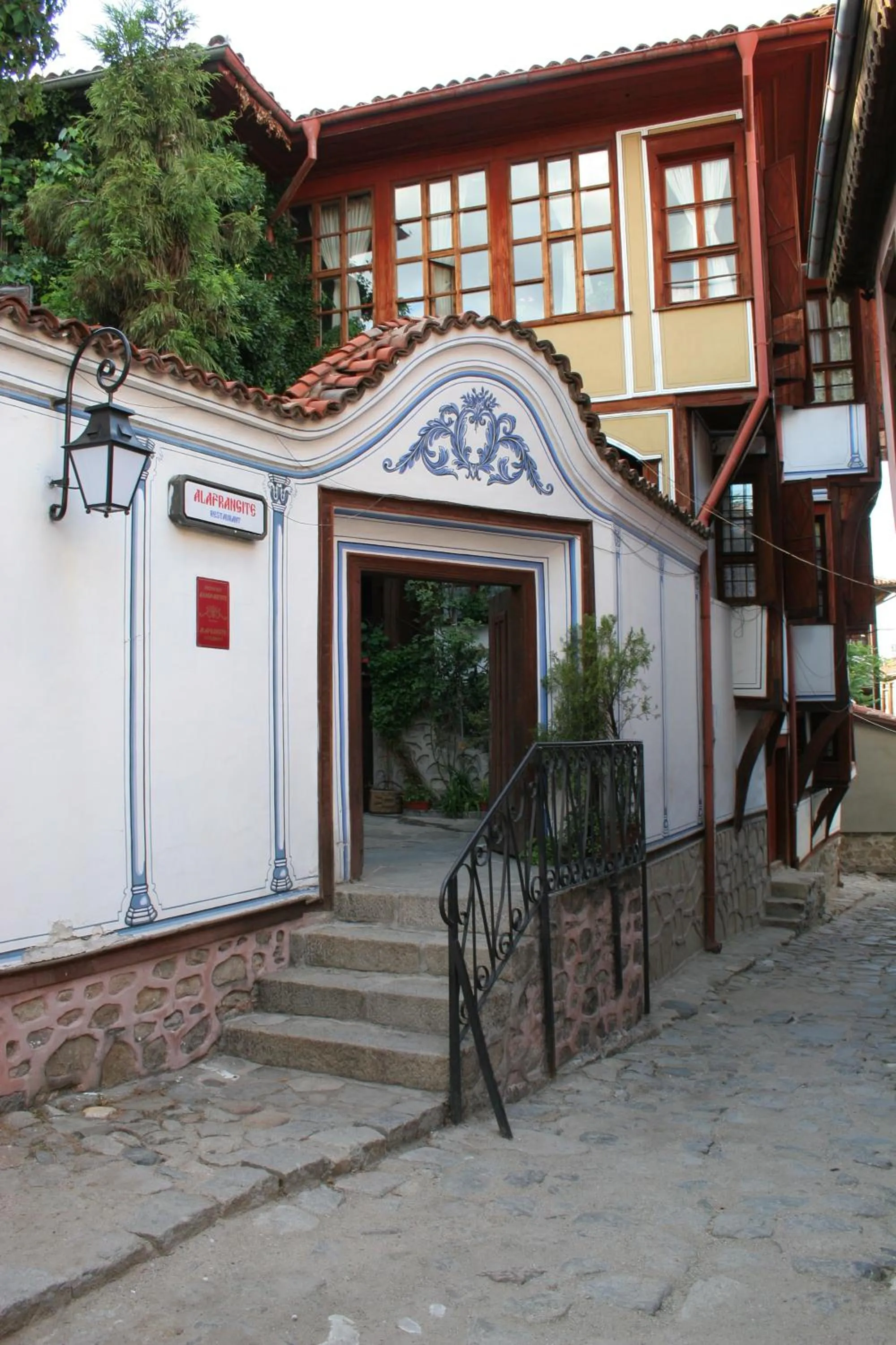Facade/entrance in Hotel Alafrangite