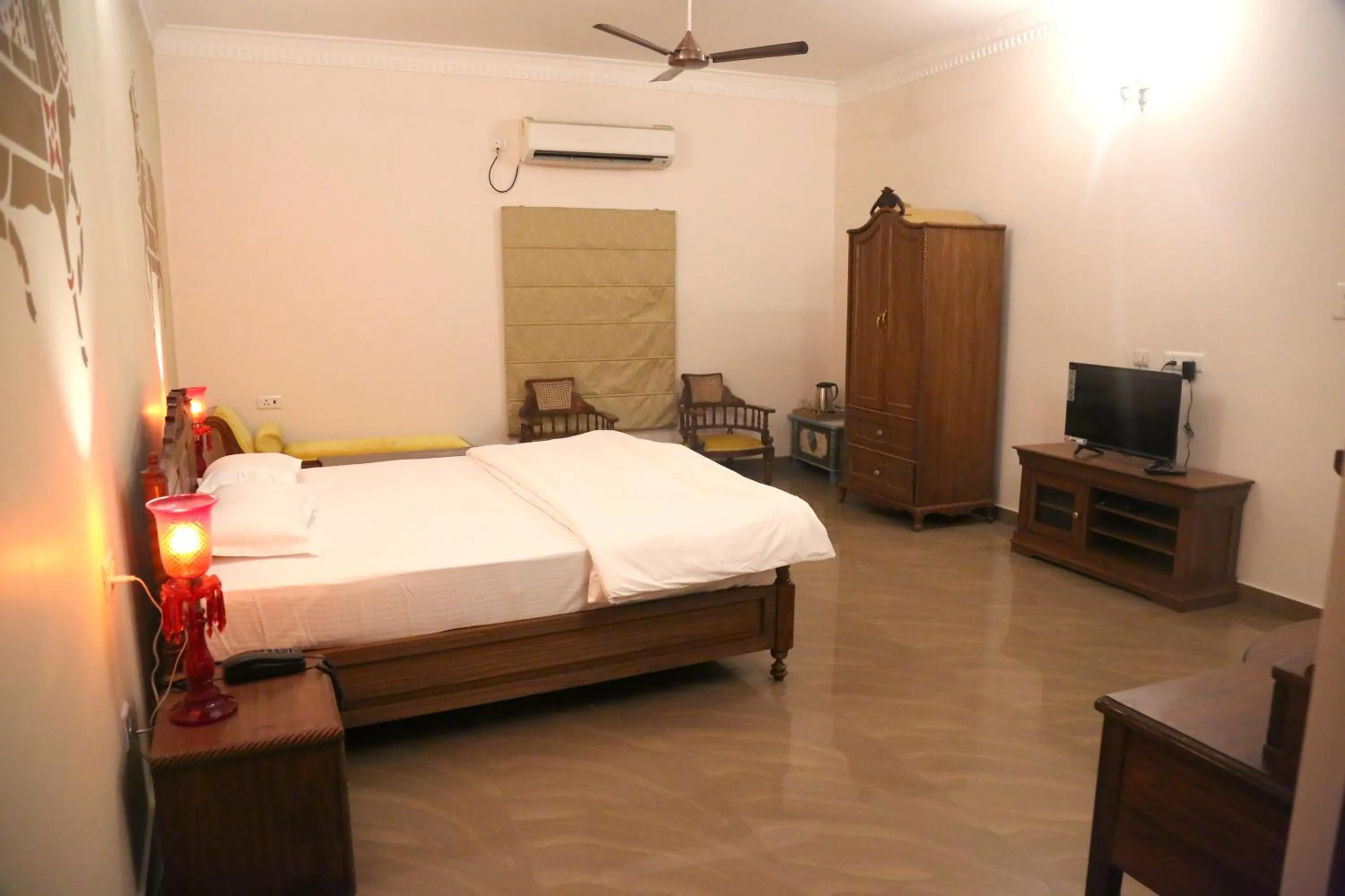 Bed in Vijaigarh Kothi - Heritage boutique