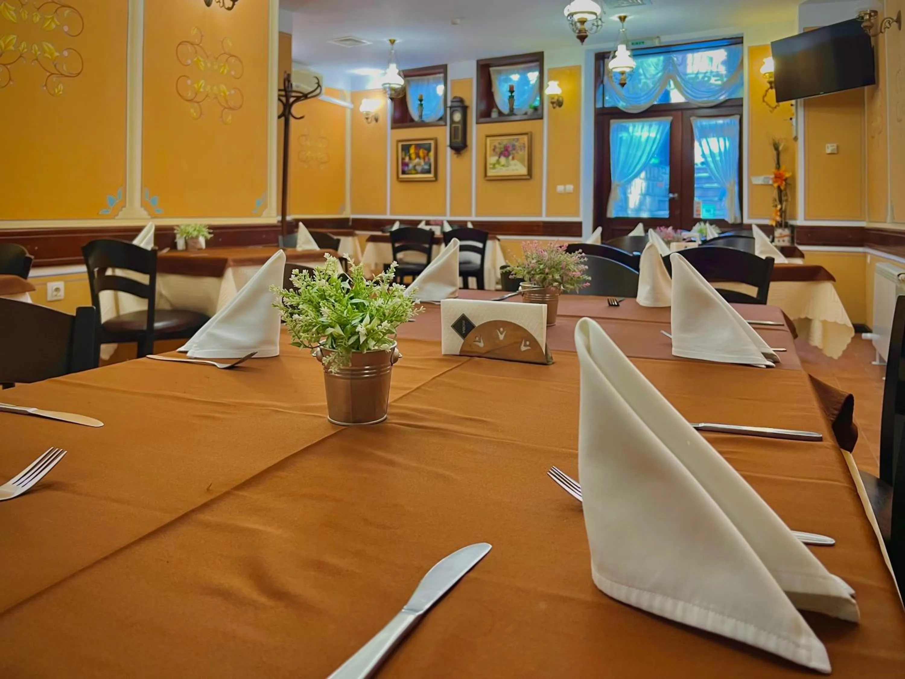 Restaurant/places to eat in Family Hotel at Renaissance Square