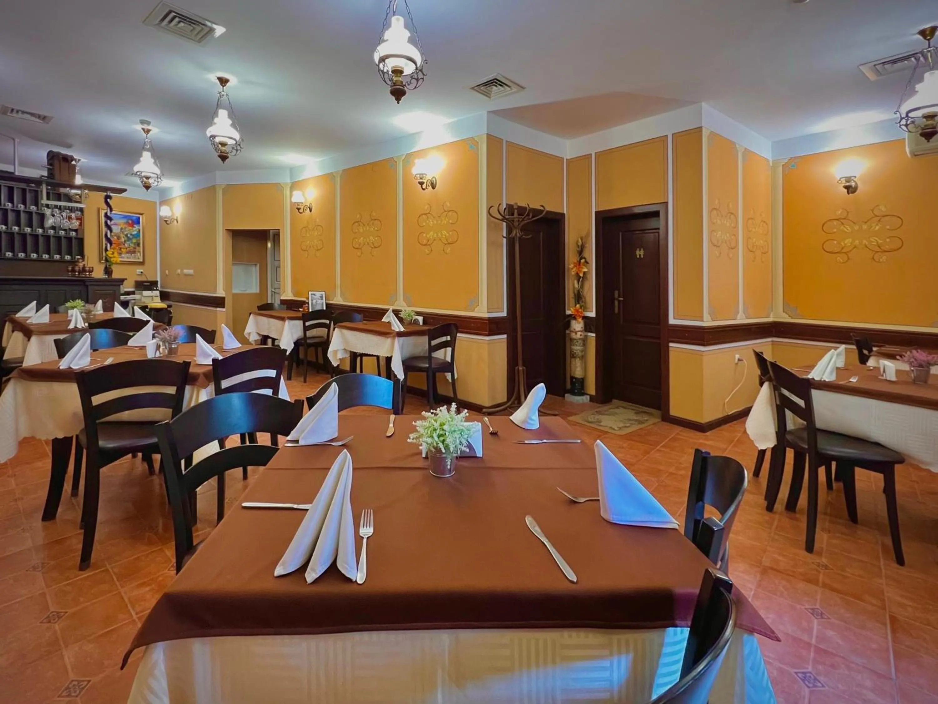 Restaurant/places to eat in Family Hotel at Renaissance Square