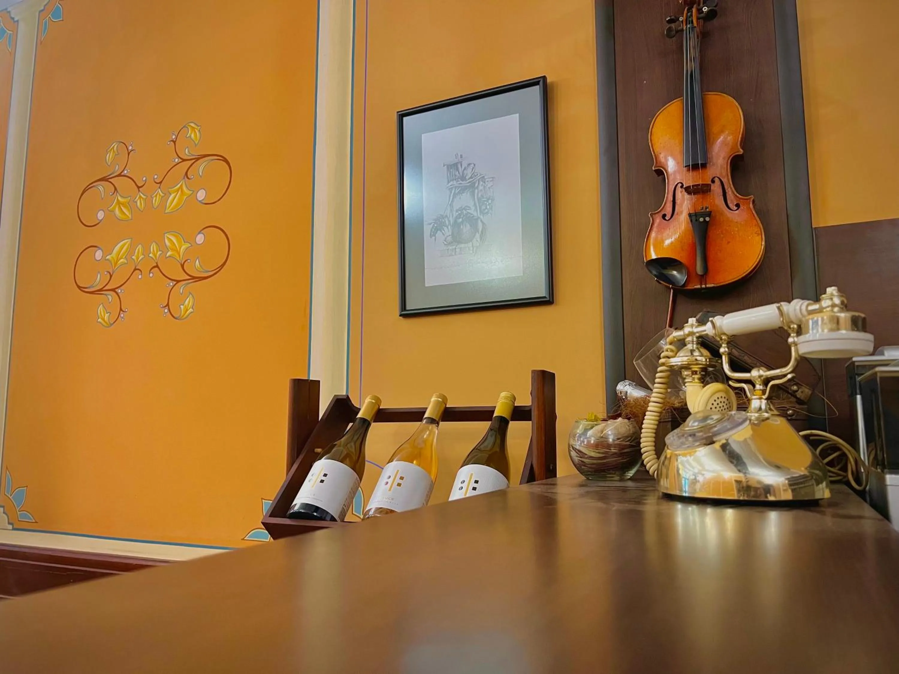 Restaurant/places to eat in Family Hotel at Renaissance Square