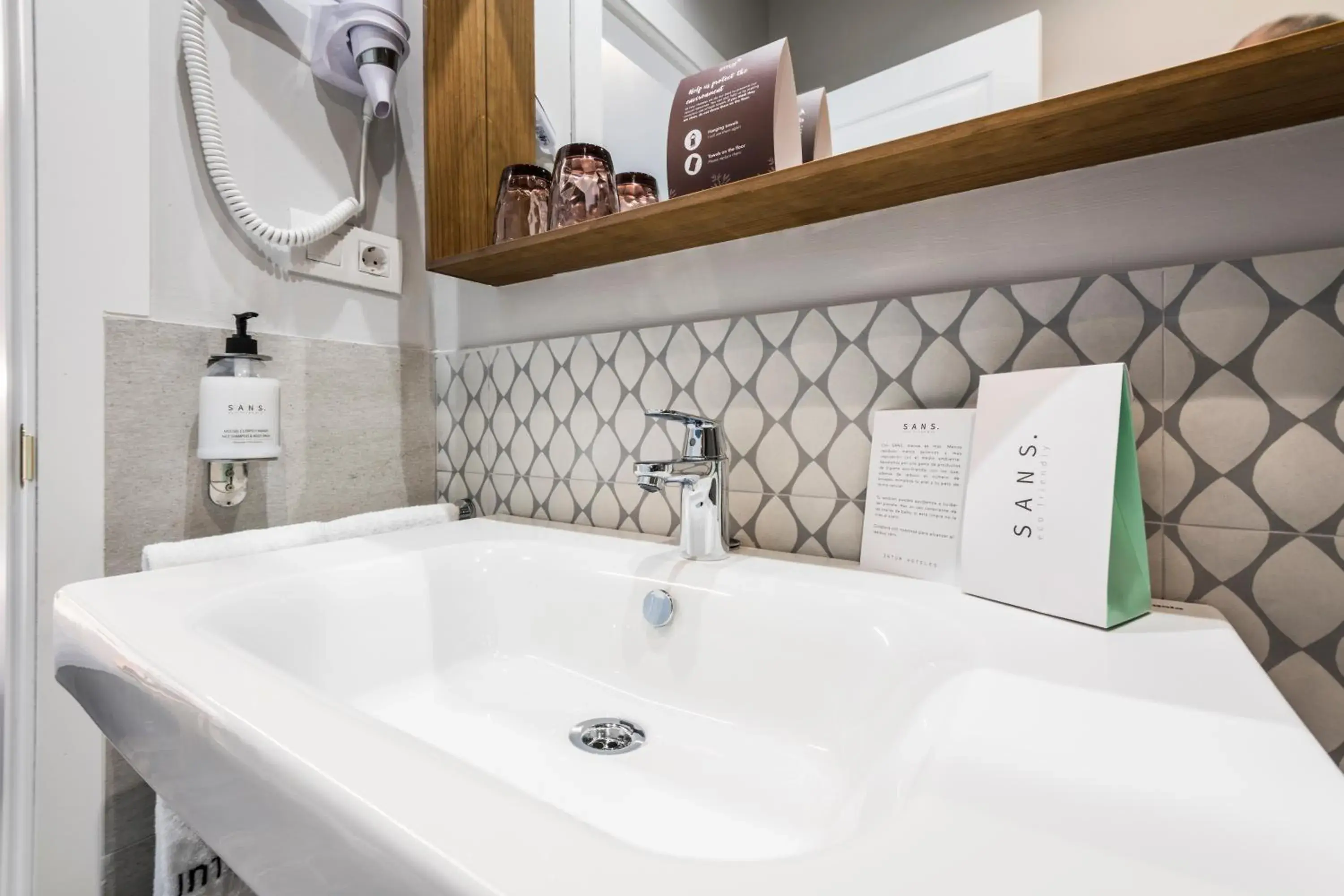 Standard Queen Room in Intelier Victoria Standard Queen Room in Intelier Victoria