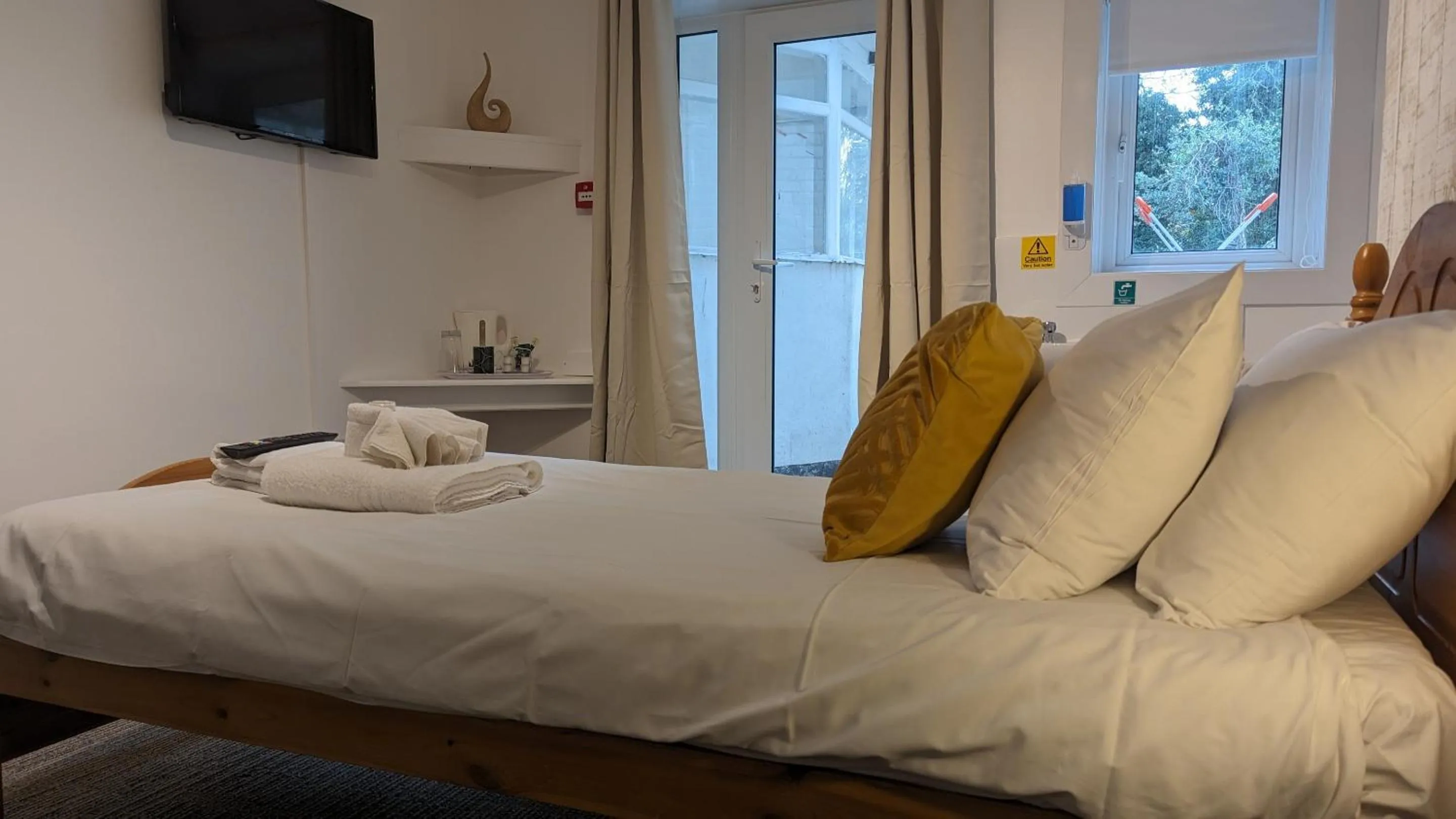 Bedroom, Bed in Dover Town Rooms - Short Lets & Serviced Accommodation - Dover