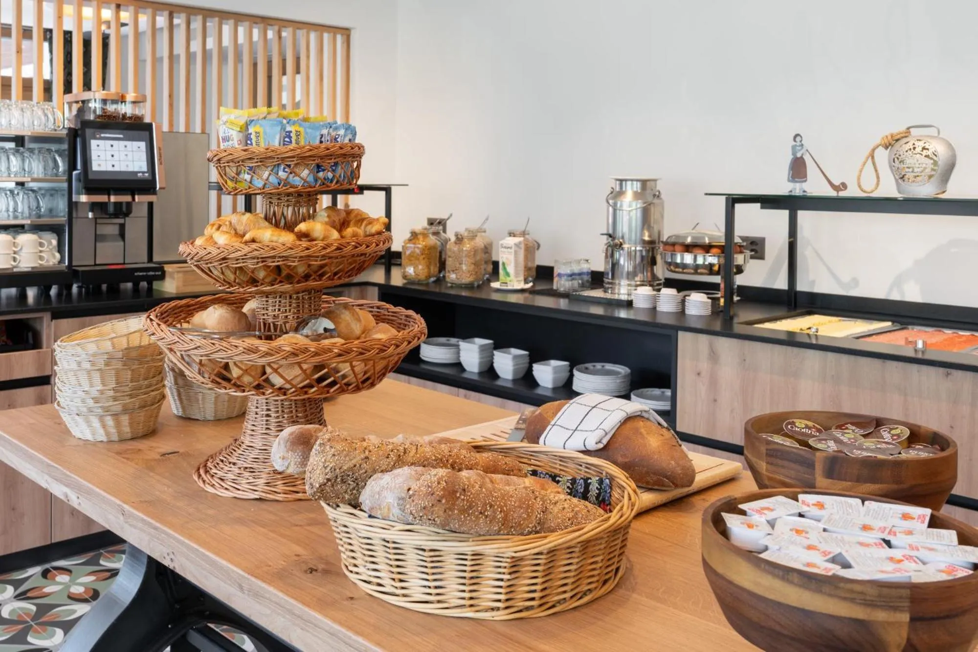 Breakfast in Jungfrau Lodge, Annex Crystal