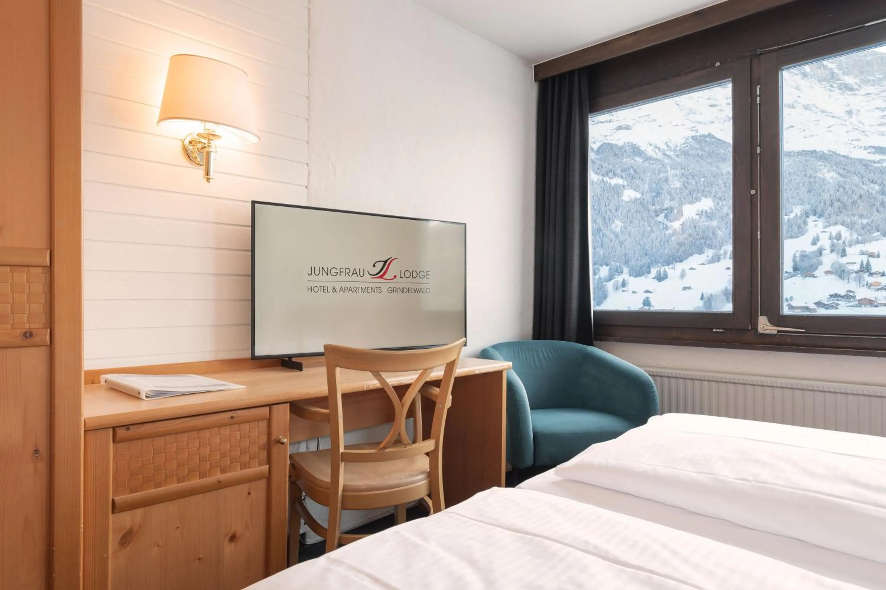TV and multimedia, Bed in Jungfrau Lodge, Annex Crystal