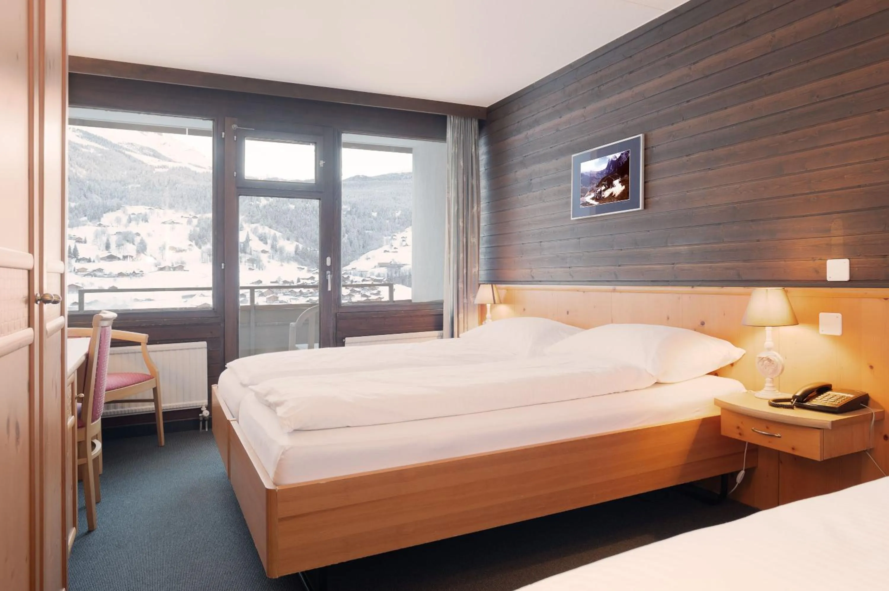 Photo of the whole room, Bed in Jungfrau Lodge, Annex Crystal