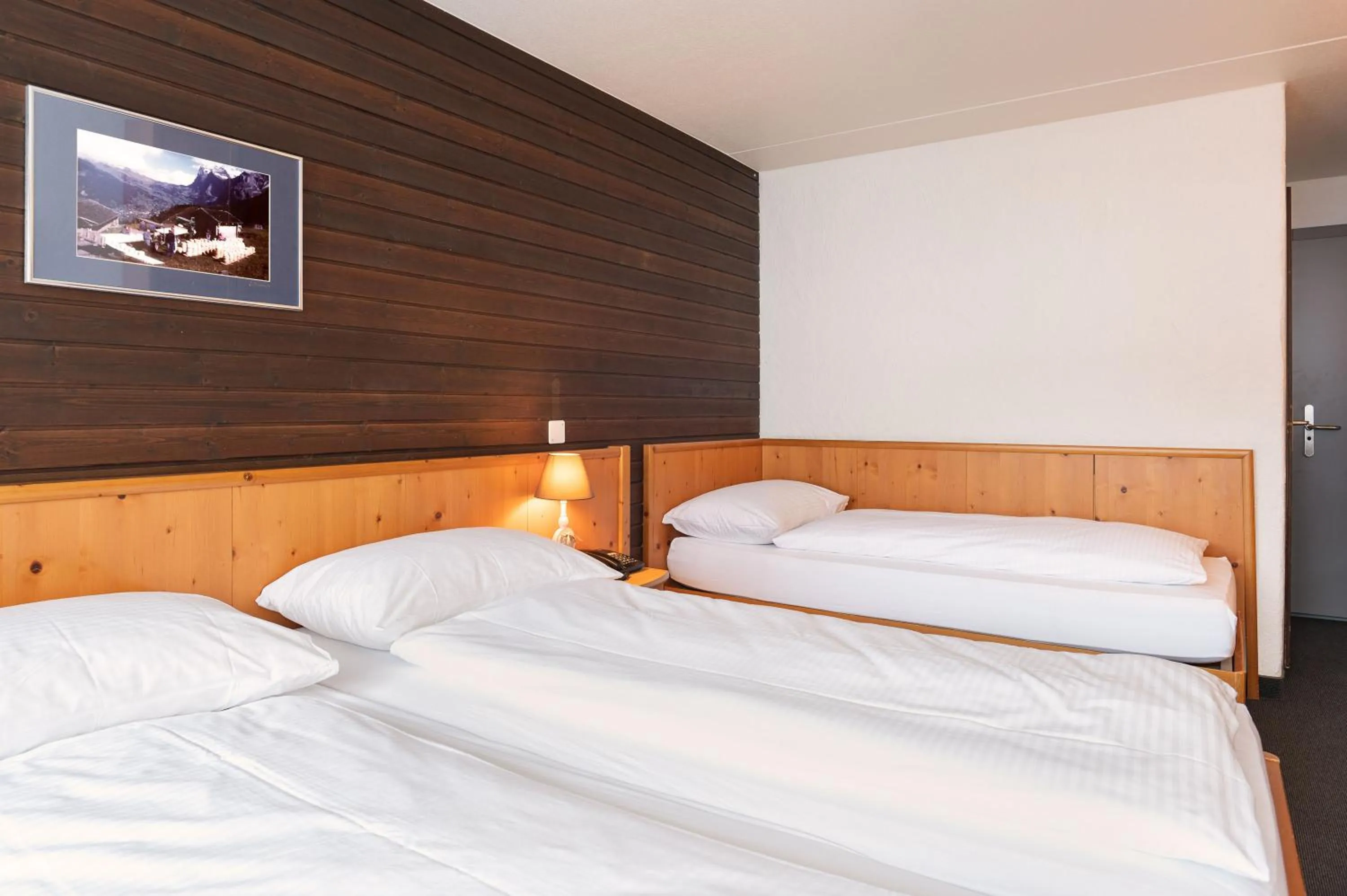 Photo of the whole room, Bed in Jungfrau Lodge, Annex Crystal