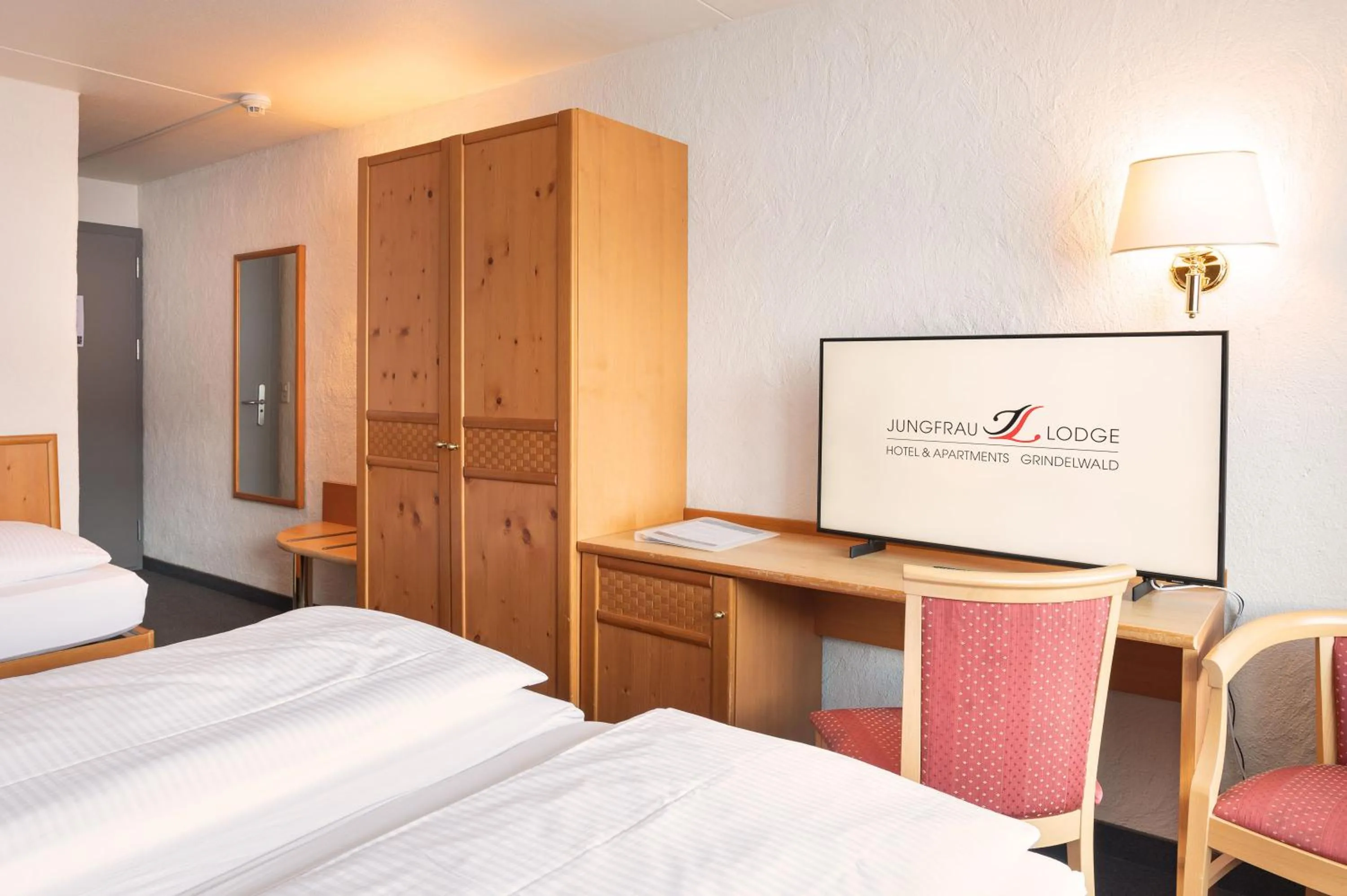 Photo of the whole room, Bed in Jungfrau Lodge, Annex Crystal