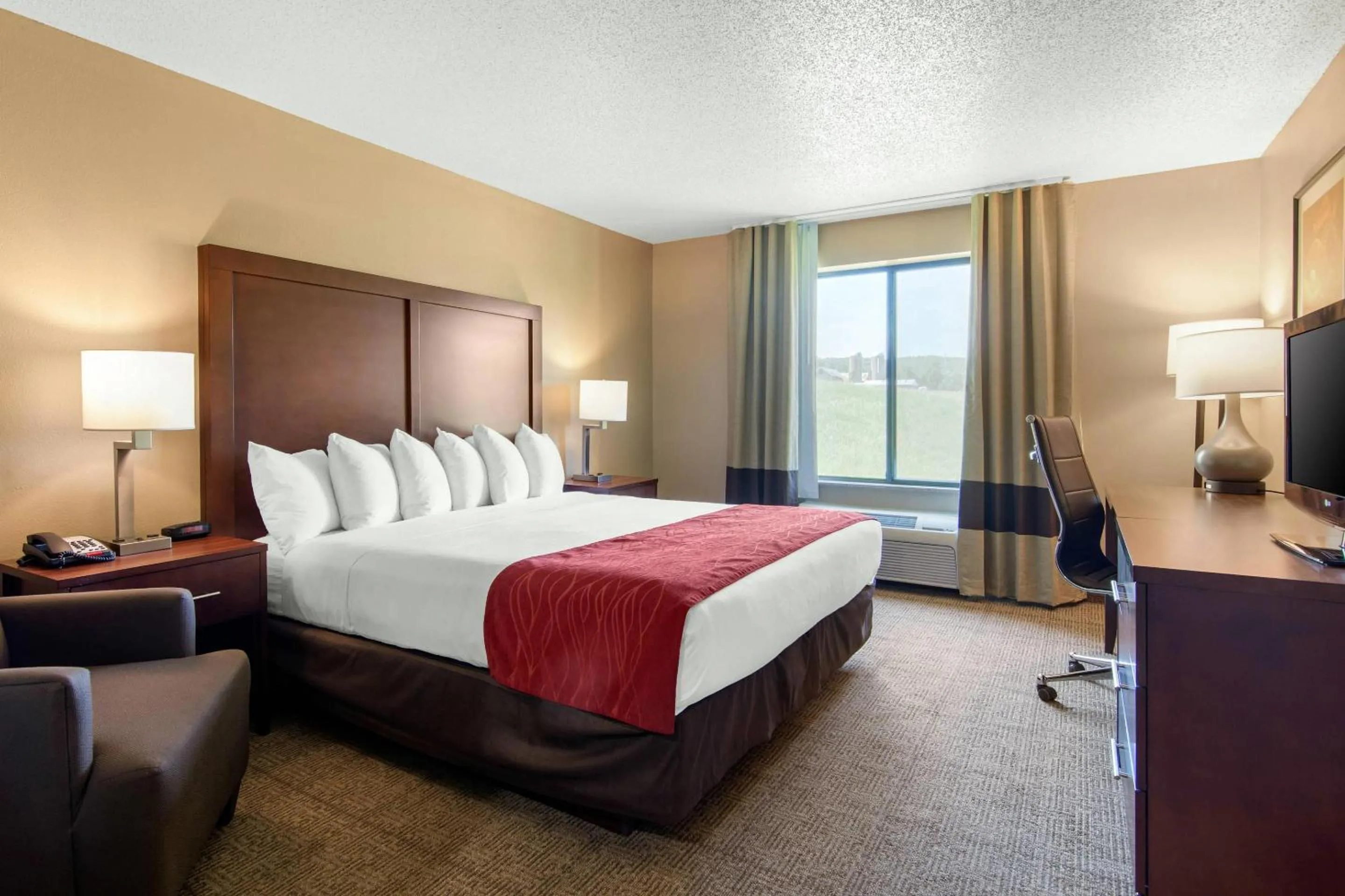Bedroom, Bed in Comfort Inn & Suites Cooperstown - Milford