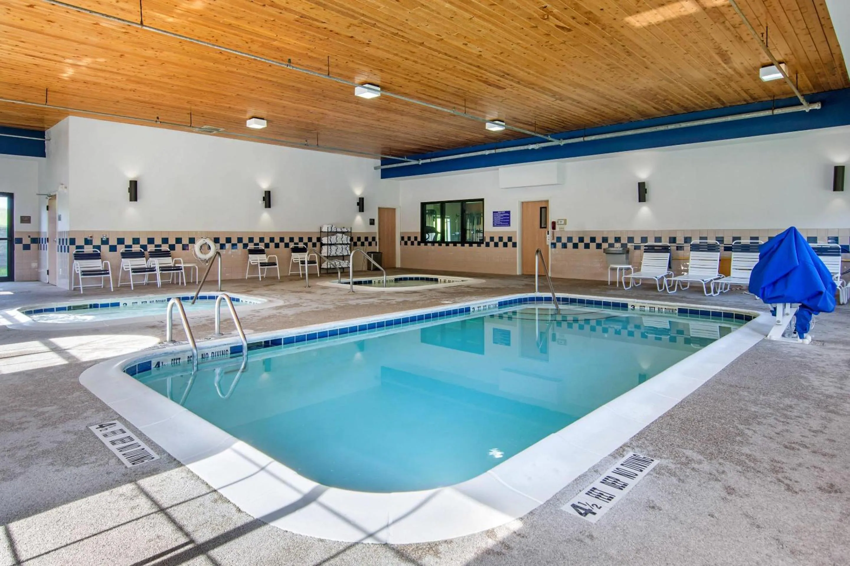 Swimming pool in Comfort Inn & Suites Cooperstown - Milford
