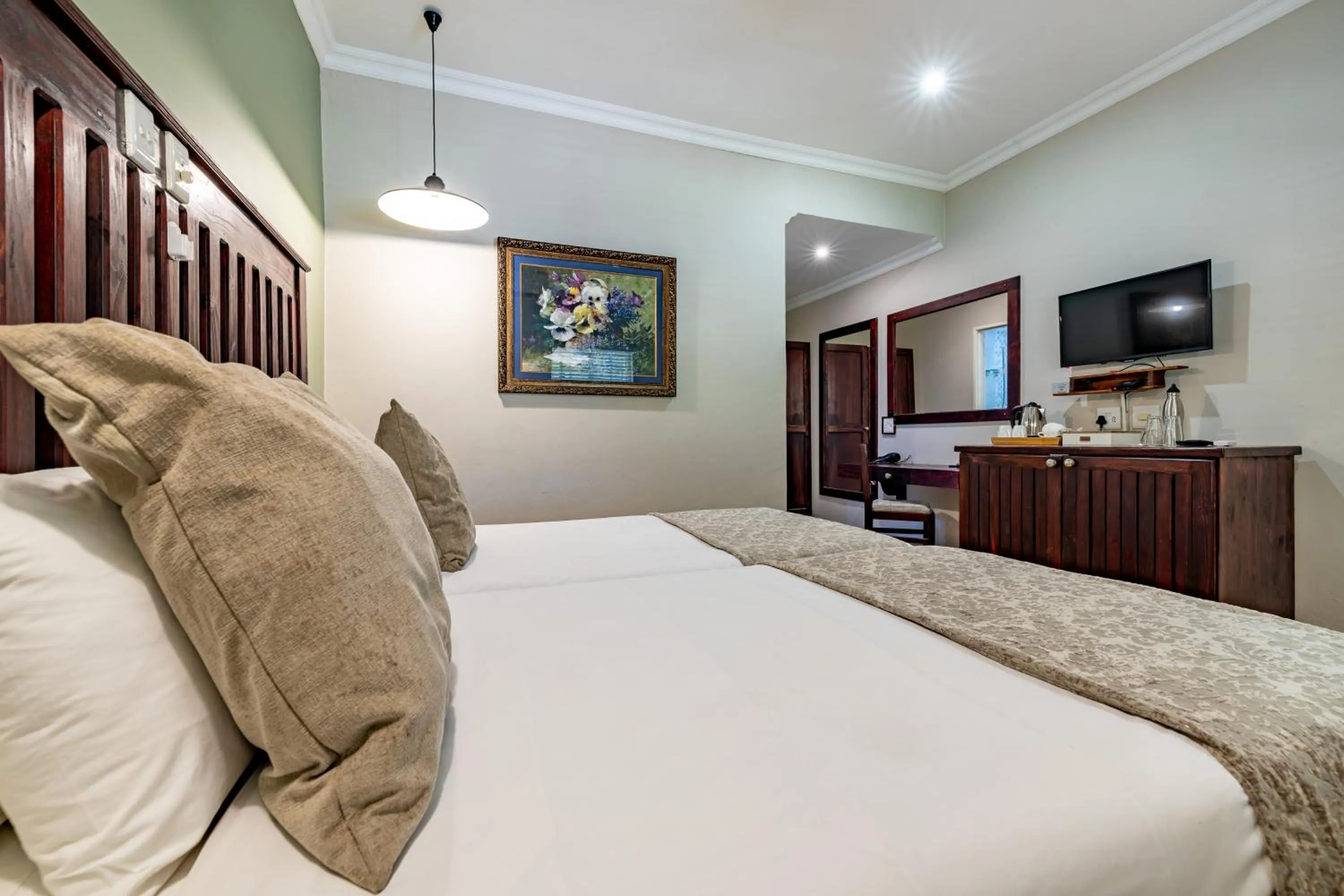 TV and multimedia, Bed in Little Pilgrims Boutique Hotel