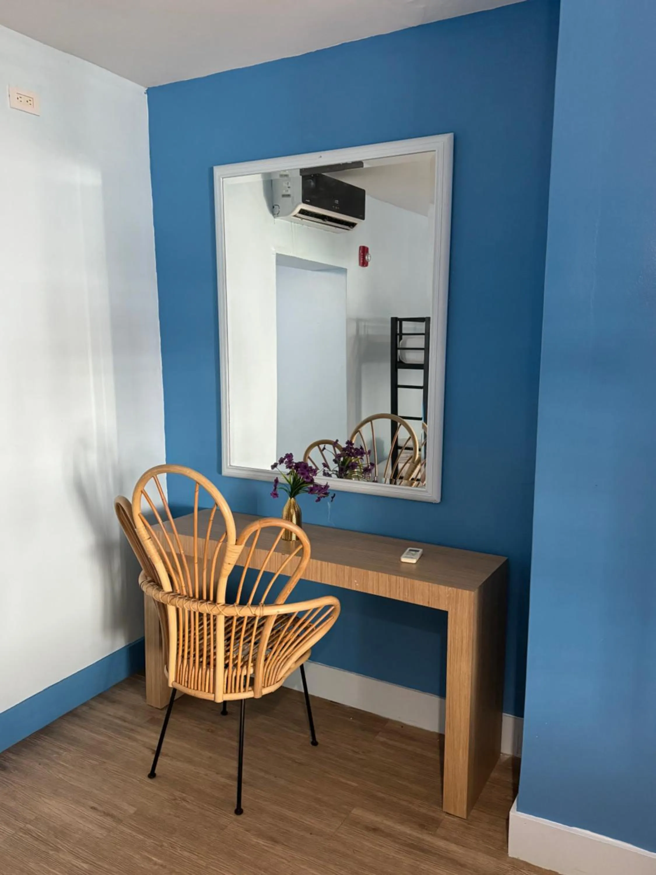 Photo of the whole room in Harrison on the Beach