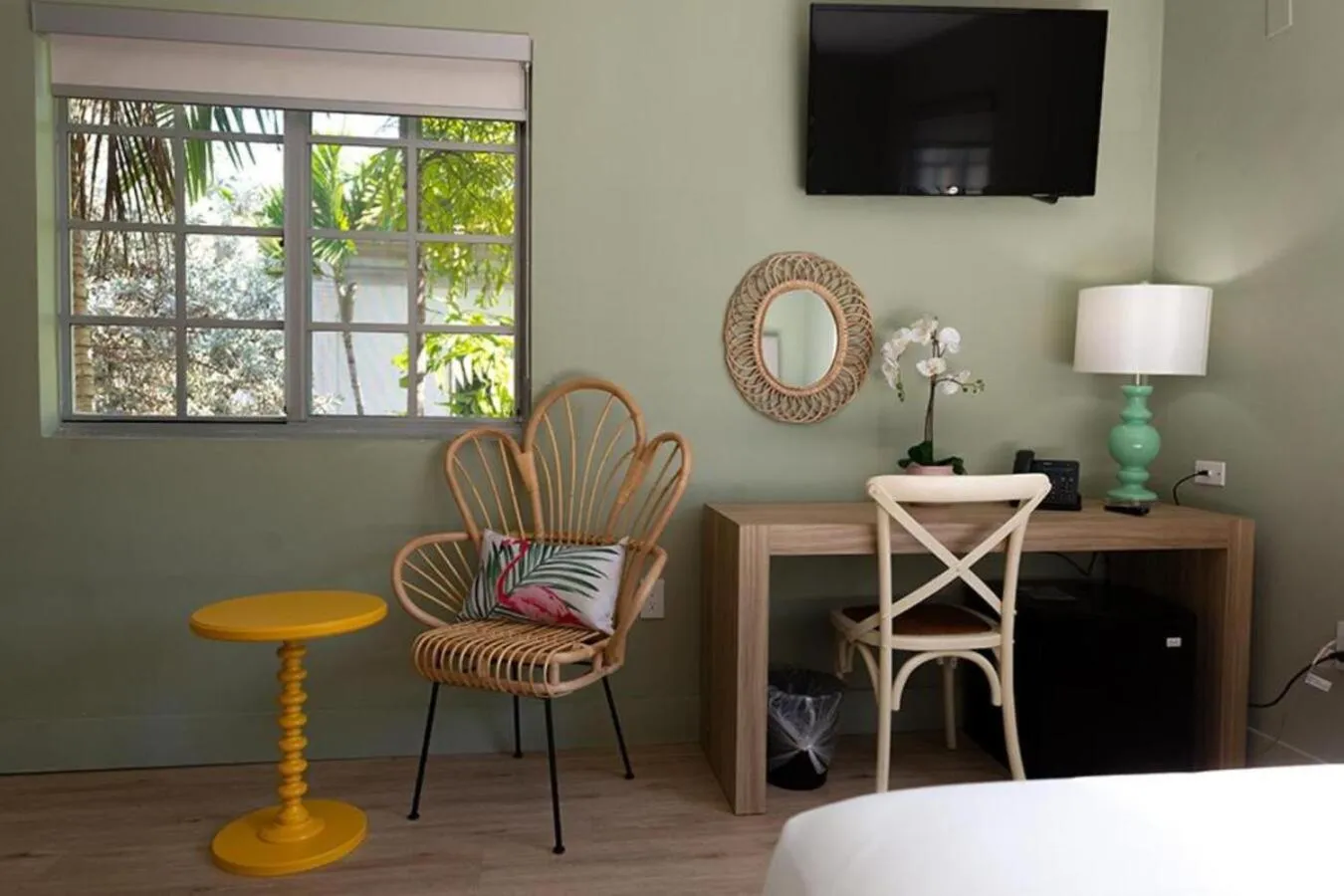 Photo of the whole room in Harrison on the Beach