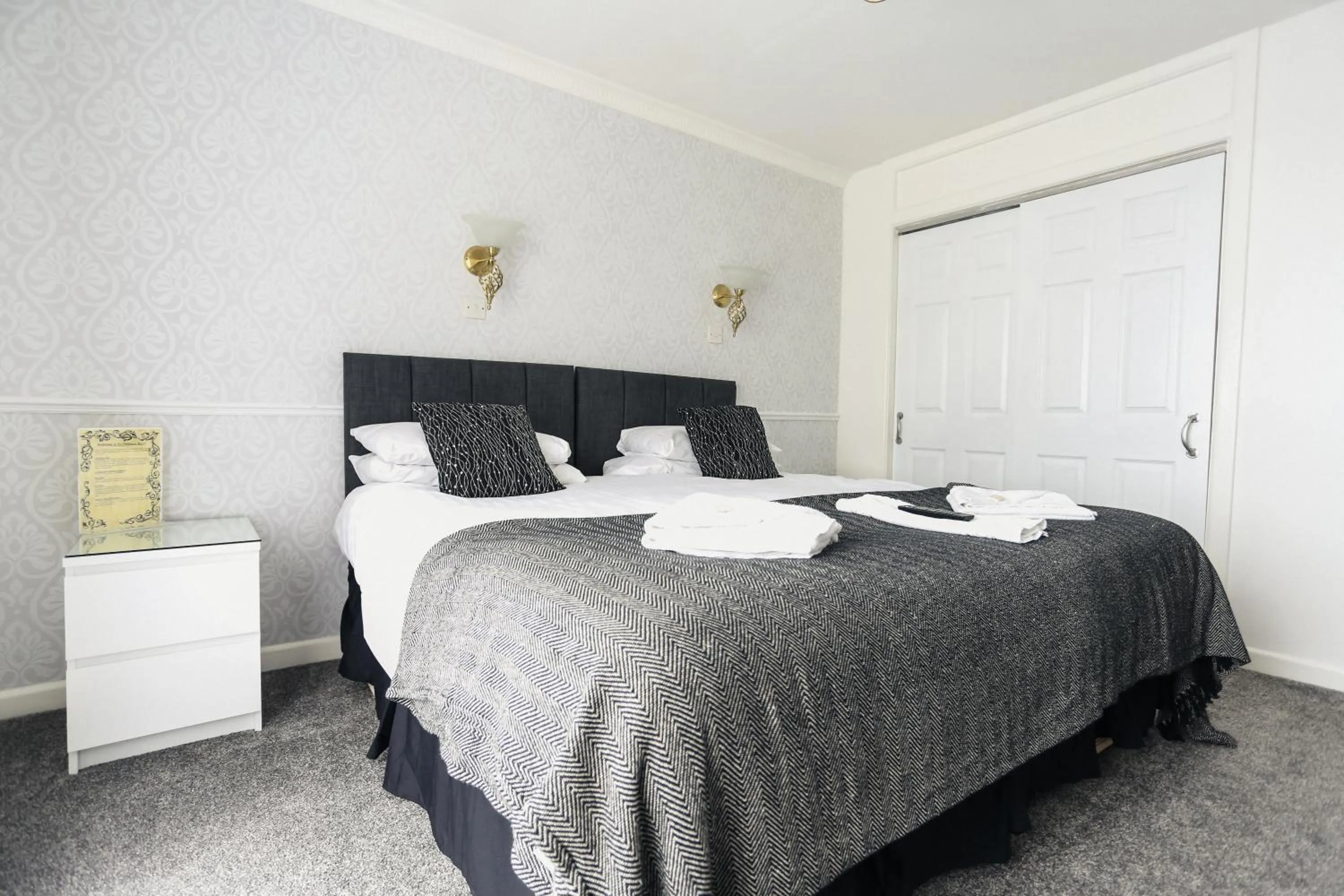 Photo of the whole room, Bed in Nethway Hotel