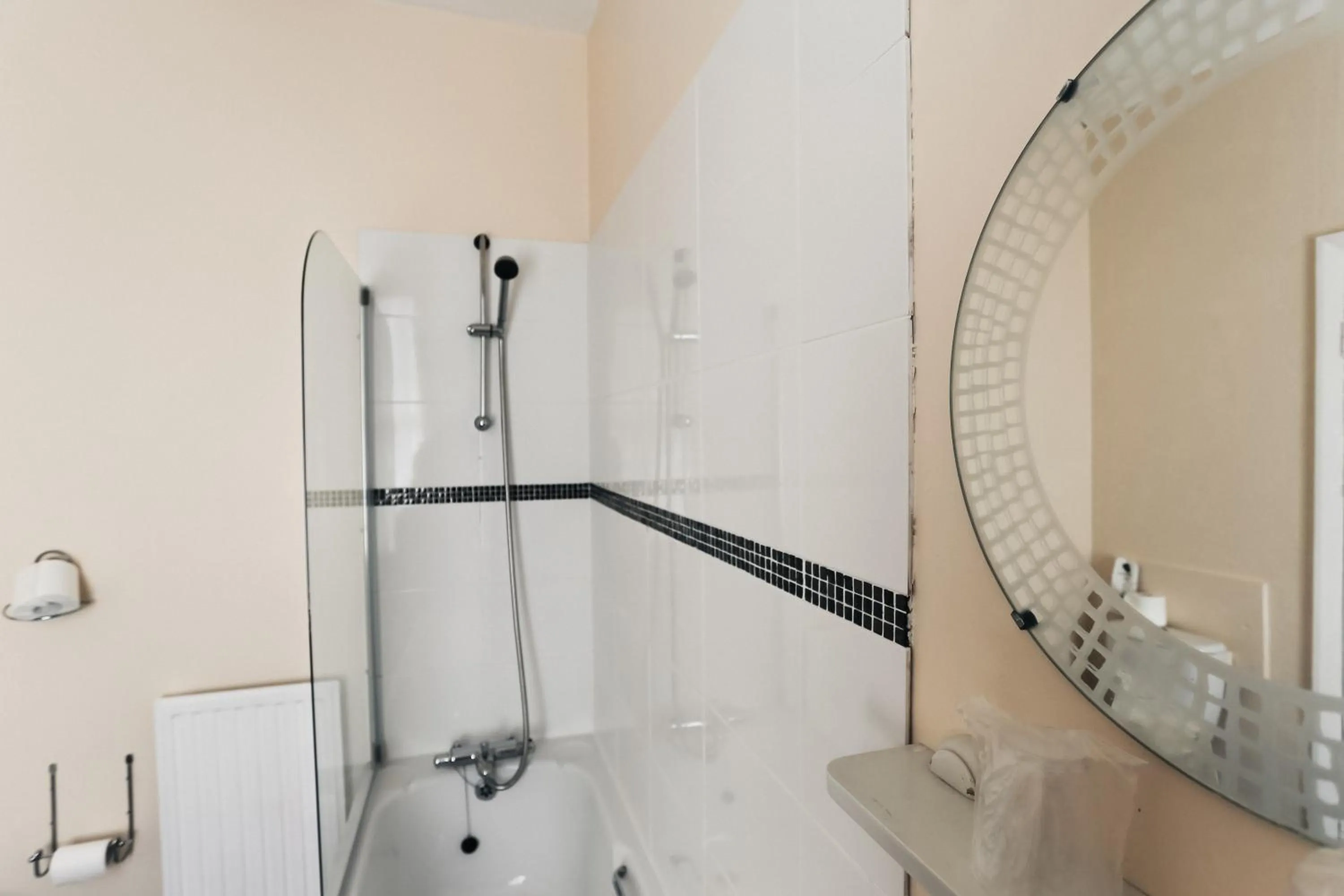 Shower in Nethway Hotel