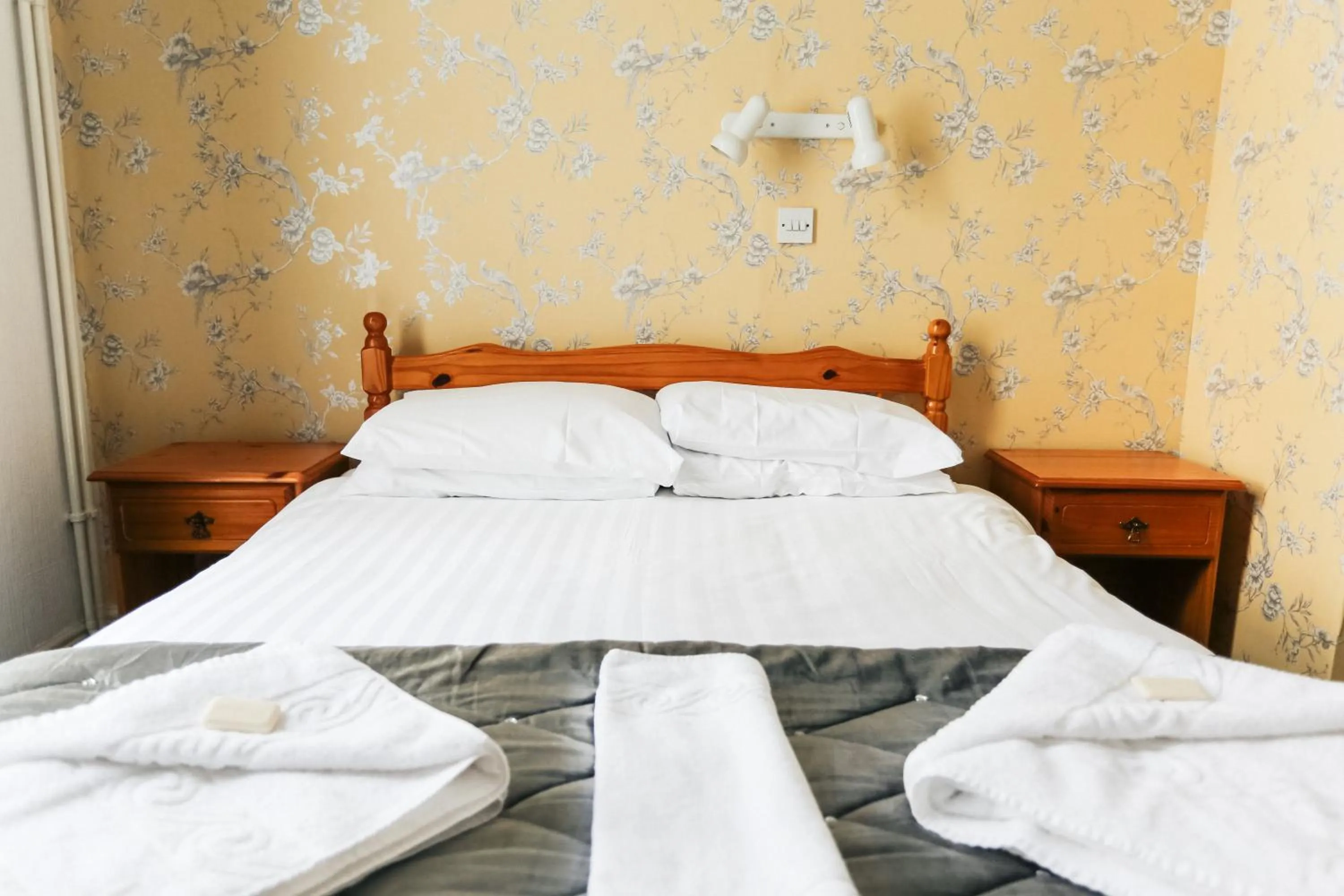 Bed in Nethway Hotel